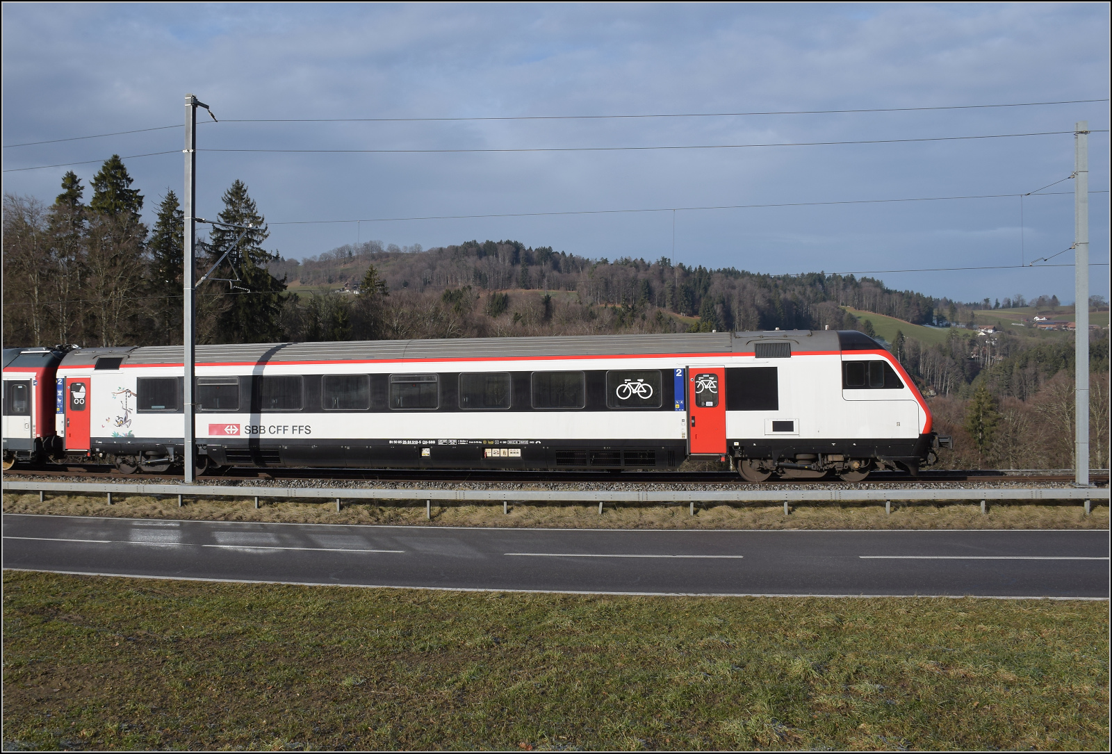 Messzug mit Re 460 014 'Val de Trient' auf dem Weg nach Bern. Im Bild der IC-Steuerwagen Bt 50 85 28-94 918-5 CH-SBB. Riedburg, Januar 2026.