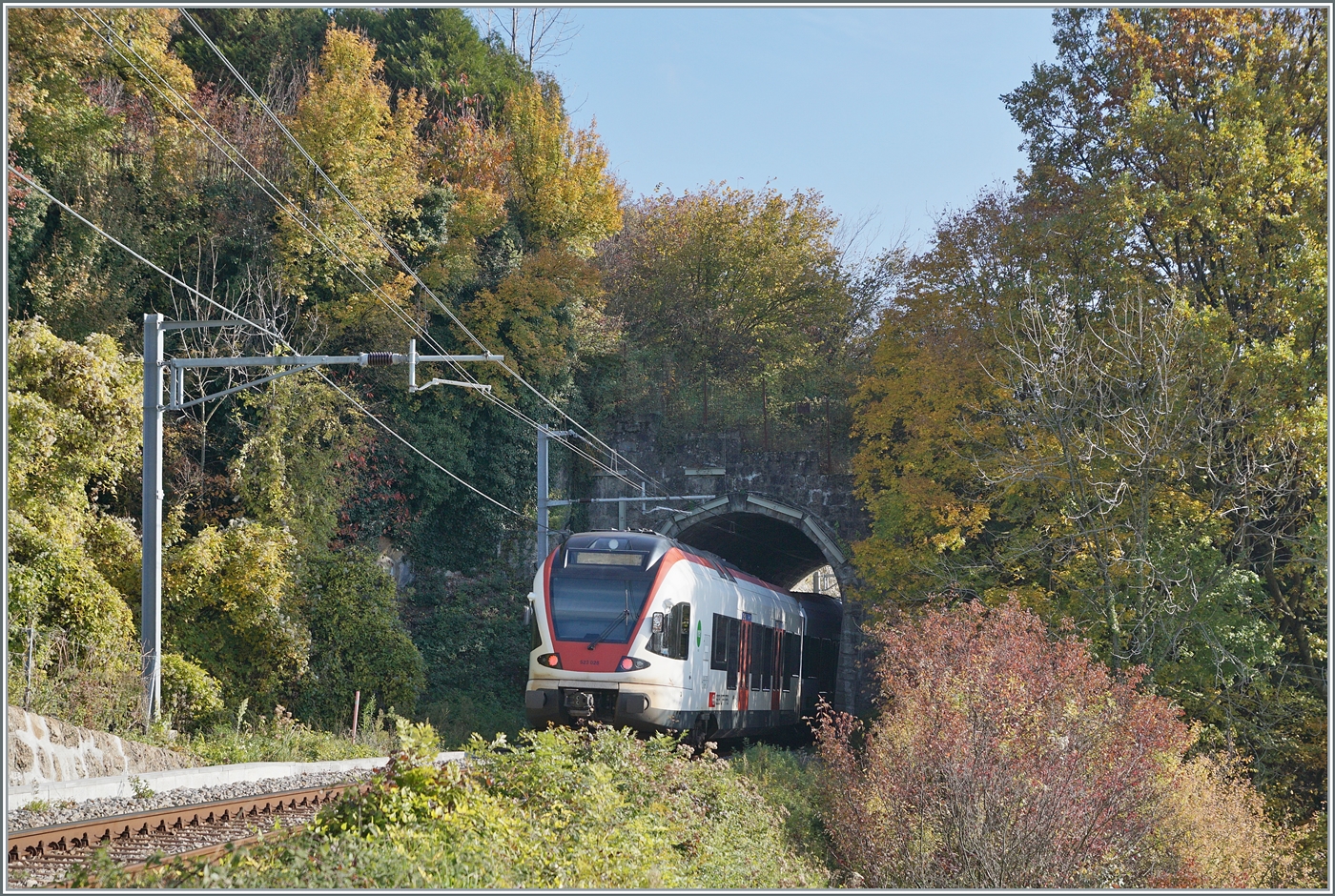 Mit herbstlichen Farben wunderschön eingerahmt zeigt sich hier das Westportal das Salanfe Tunnel mit dem SBB RABe 523 028 auf der Fahrt nach Vevey.
Fazit: Schön, das Westportal gesehen zu haben, aber für die Bahnfotografie eignet ich das Ostportal doch besser...
 
16. Nov. 2024  