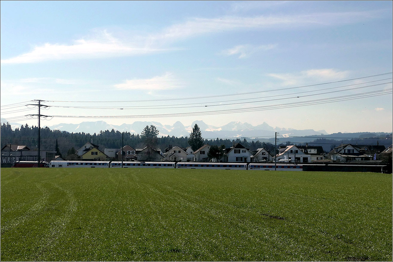 Mit Peter unterwegs in Bern - 

Auch vom oberen Stockwerk des IC  wird man aufgrund der Bebauung das Panorama des Berner Oberlandes mit dem Gantrisch (in Bildmitte hinter dem Baum) an dieser Stelle wohl nicht sehen können.

Blick auf die Strecke Bern - Thun in Gümligen.

07.03.2024 (M)