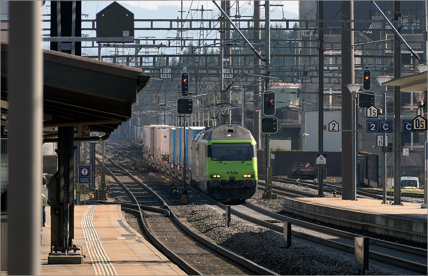 Mit Peter unterwegs in Bern - 

Ein Güterzug mit BLS 465 012 und zweiter Lokomotive durchfährt den Bahnhof Gümligen. Er erscheint auf dem Bild kürzer als er ist, da er weiter hinten über einen Gleiswechsel fährt. Wie mir scheint kommt er auch ein leichtes Gefälle herunter.

Ab Gümligen bzw. dem Abzeig von Konolfingen bis Bern ist die Strecke dreigleisig.


07.03.2025 
