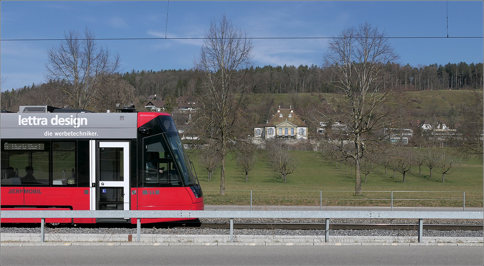 Mit Peter unterwegs durch Bern - 

Ein Stadler Tramlink beim Schlösschen Gümligen. 

07.03.2025 