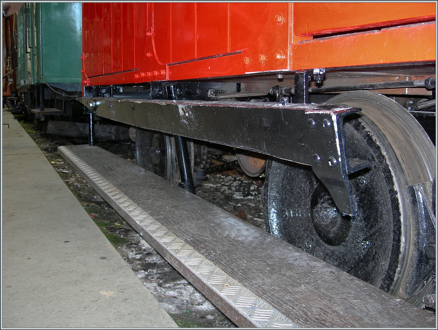 Nach dem Herbstevent  Autour de la voie ferrée / Rund um die eiserne Bahn  steht die Dm 2/2 N° 2 wieder im Museum von Chaulin und bietet Gelegenheit sie nochmals genau anzuschauen, insbesondere die demontierbare  Dreischeibe , welche dem  Biniou  erlaubt, freizügig die Strecke zu verlassen oder die Fahrtrichtung zu wechseln. Hier im Bild die eine Schiene der  Drehscheibe .

21. Sept. 2024