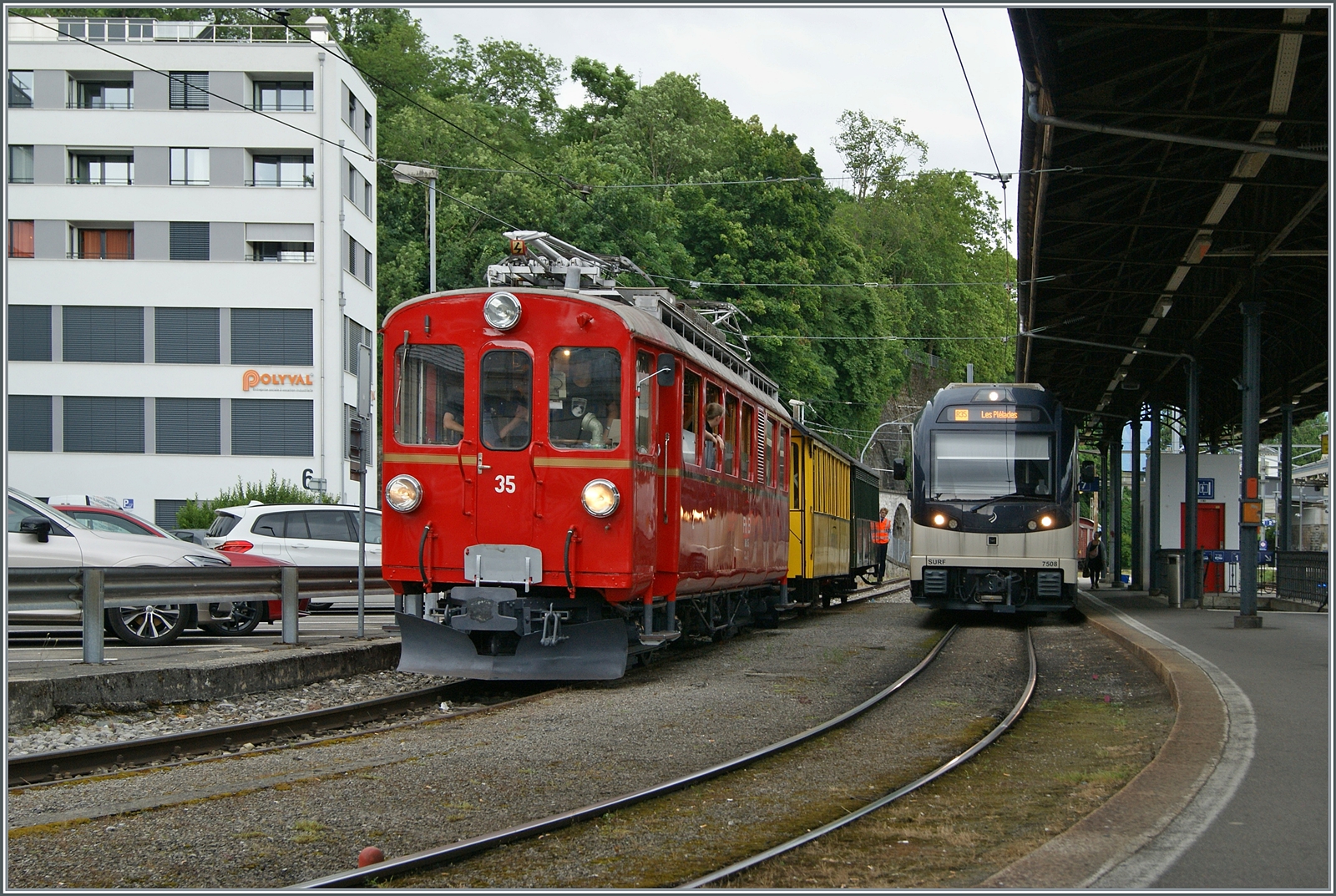 Nach der Revision ist der Bernina Bahn RhB ABe 4/4 I 35 der Blonay Chamby Bahn nun wieder im Einsatz; das Bild zeigt den Triebwagen bei seiner ersten Fahrt nach der Revision mit dem Riviera Belle Epoque kurz vor der Abfahrt in Vevey zurück nach Chamby. Erfreulicherweise ist der Zug ausschließlich mit RhB Fahrzeugen zusammengestellt worden. 

30. Juni 2024 