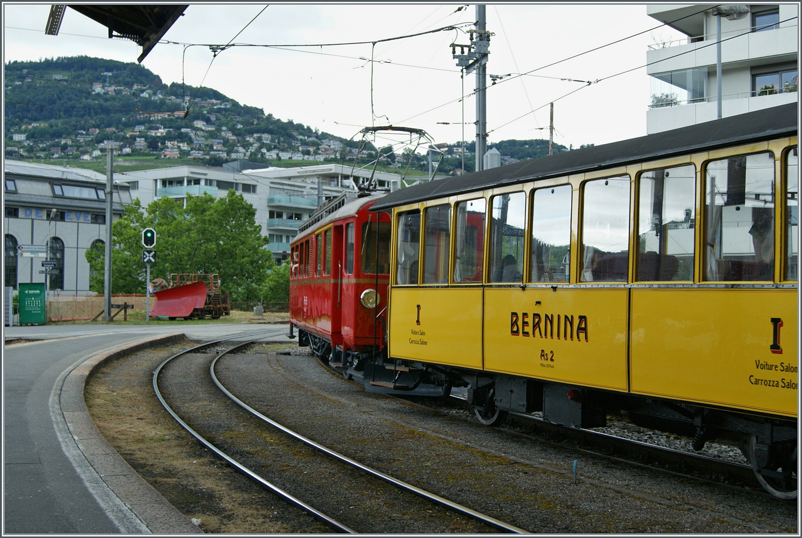 Nach der Revision ist der Bernina RhB ABe 4/4 N° 35 der Blonay Chamby Bahn wieder im Einsatz. Das Bild zeigt den Triebwagen bei seiner ersten Fahrt nach der Aufarbeitung mit den Riviera Belle Epoque Express beim Verlassen des Bahnhof von Vevey in Richtung Chaulin. 30. Juni 2024