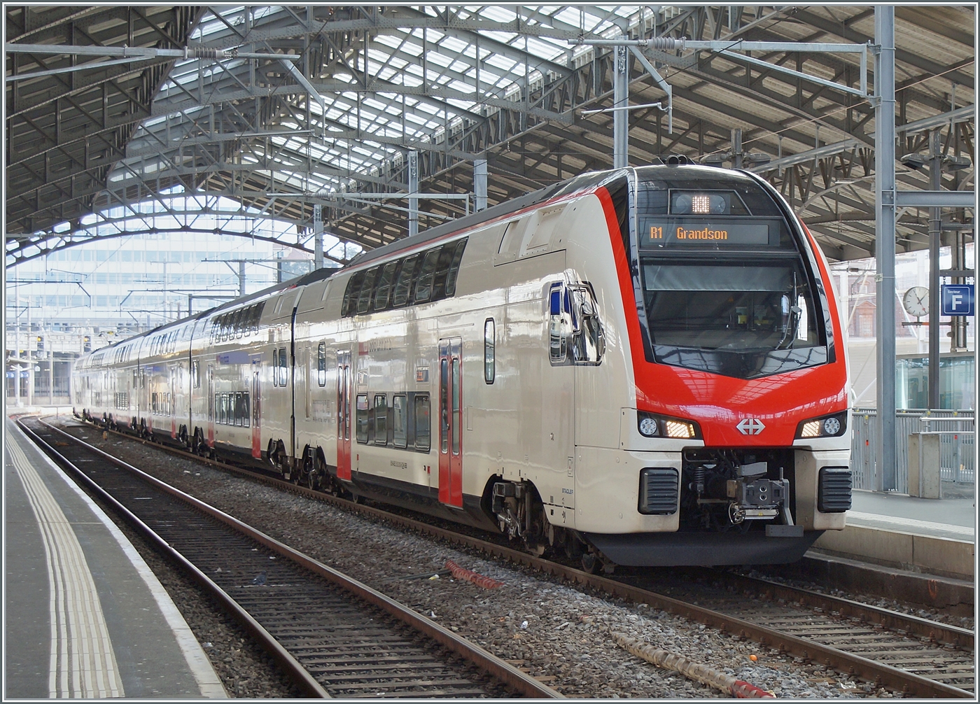 Neben der RE33 Linie haben die neuen SBB RABe 512 auch die Regionallinie R1 und R2  Grandson - Bex übernommen, welche (im Gegensatz zum Fahrplan 2024/25) durch einen Linenteiltausch mit der R3 und R4 entstand. Im Bild wartet ein SBB RABe 512 als R1 auf seine baldige Abfahrt nach Grandson.  

5. Januar 2026