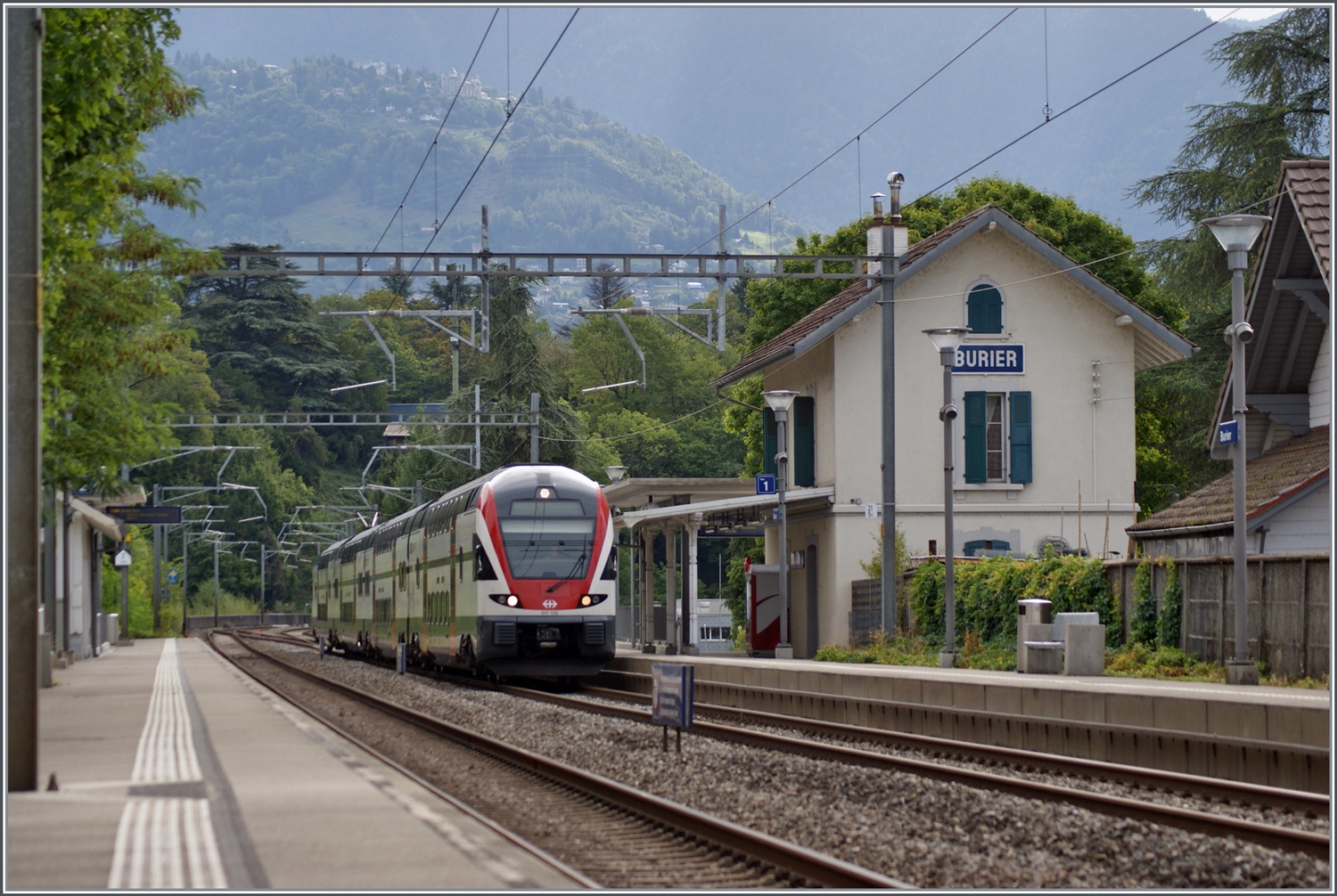 Noch einmal zwei Bilder vom  romantischen  Bahnhof Burier, welcher von dieser Seite her wirklich noch etwas wohltuende Nostalgie ausstrahlt. Selbst das Bahnsteigdach steht noch. Am Bahnsteig zu sehen, der SBB RABe 511 102 auf der Fahrt in Richtung Lausanne. 

7. Sept. 2022