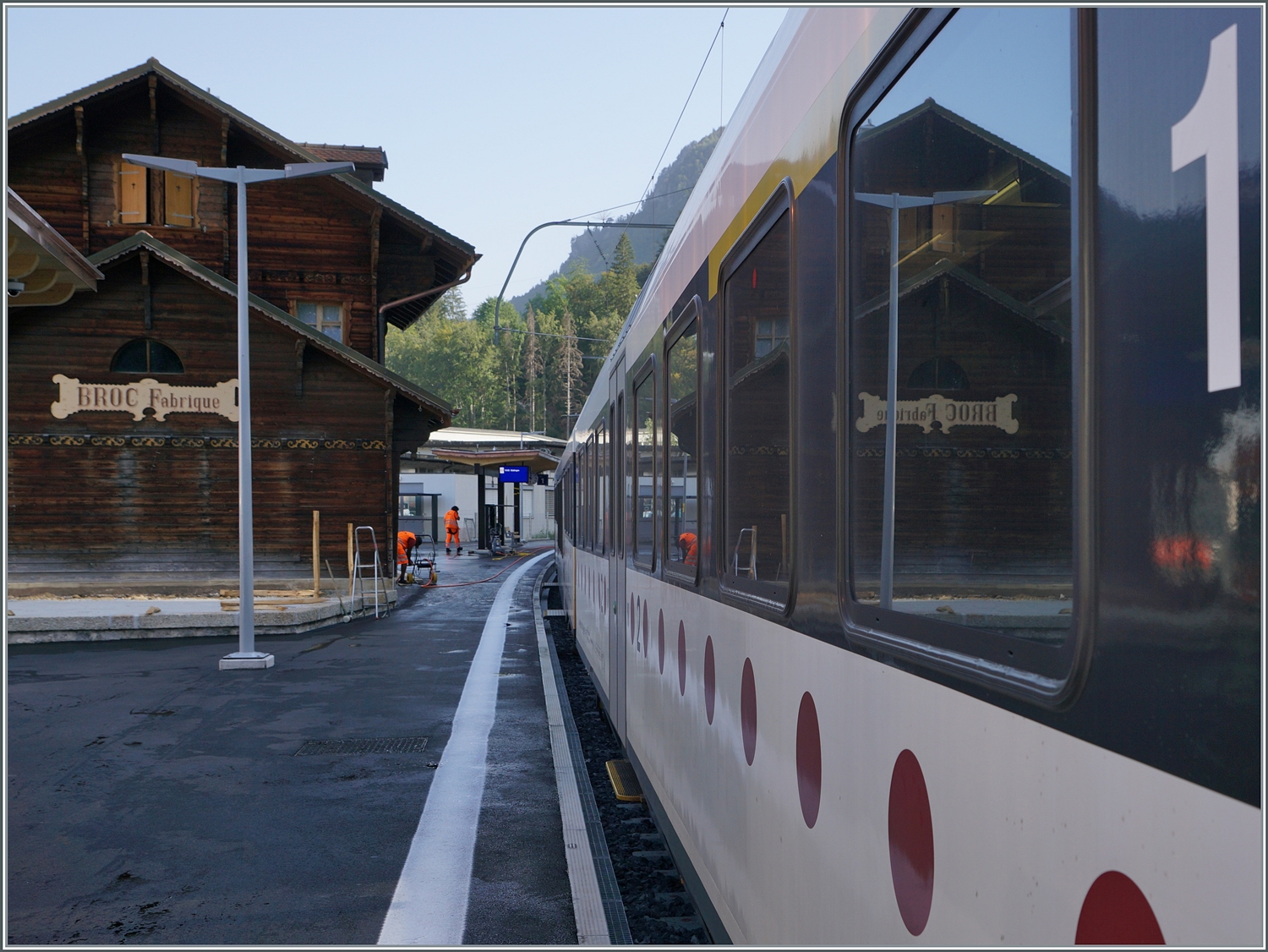 Normalspur in Broc Fabrique am ersten Betriebstag. Doch schon zum Fahrplanwechsel wurde der Bahnhof Broc Fabrique zu Broc Chocolaterie umbenannt; so dass streng genommen nur während  gut vier Monaten Normalspurzüge nach Broc Fabrique  gefahren sind...

24. August 2024