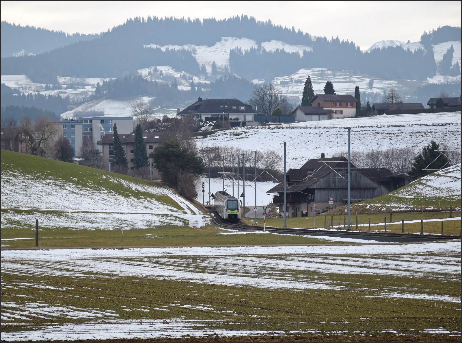 RABe 528 213 ist kein Mika sondern KAMI und hat am Feldmoos soeben das Gemeindegebiet von Schwarzenburg erreicht. Januar 2026.