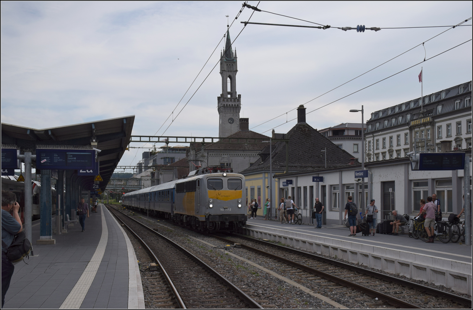 Radexpress Bodensee II. 

140 797 der NeSA mit dem SVG-Wagenpark wird von einer größeren Meute Fahrgästen erwartet. Konstanz, August 2024.