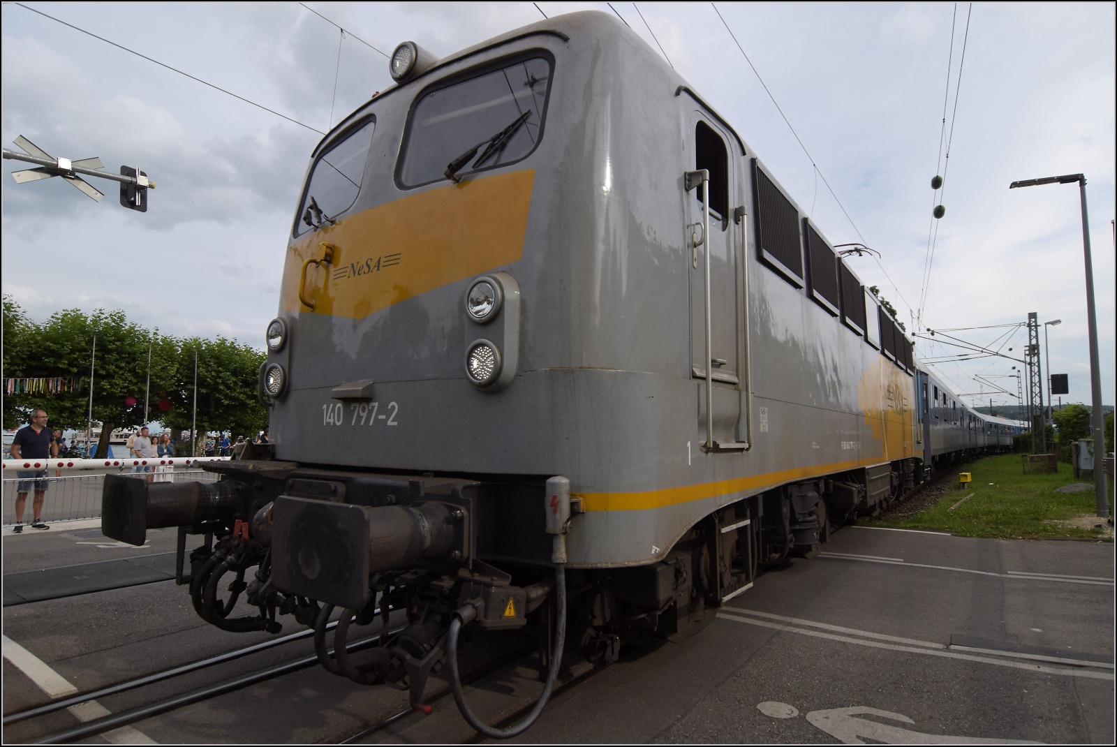 Radexpress Bodensee II. 

Die Elektro-NeSA 140 797 von der neuen Fotokanzel, die DB-Netz da mit passender rot-weißer Absperrung am Bahnübergang Konzil eingerichtet hat. Konstanz, August 2024.