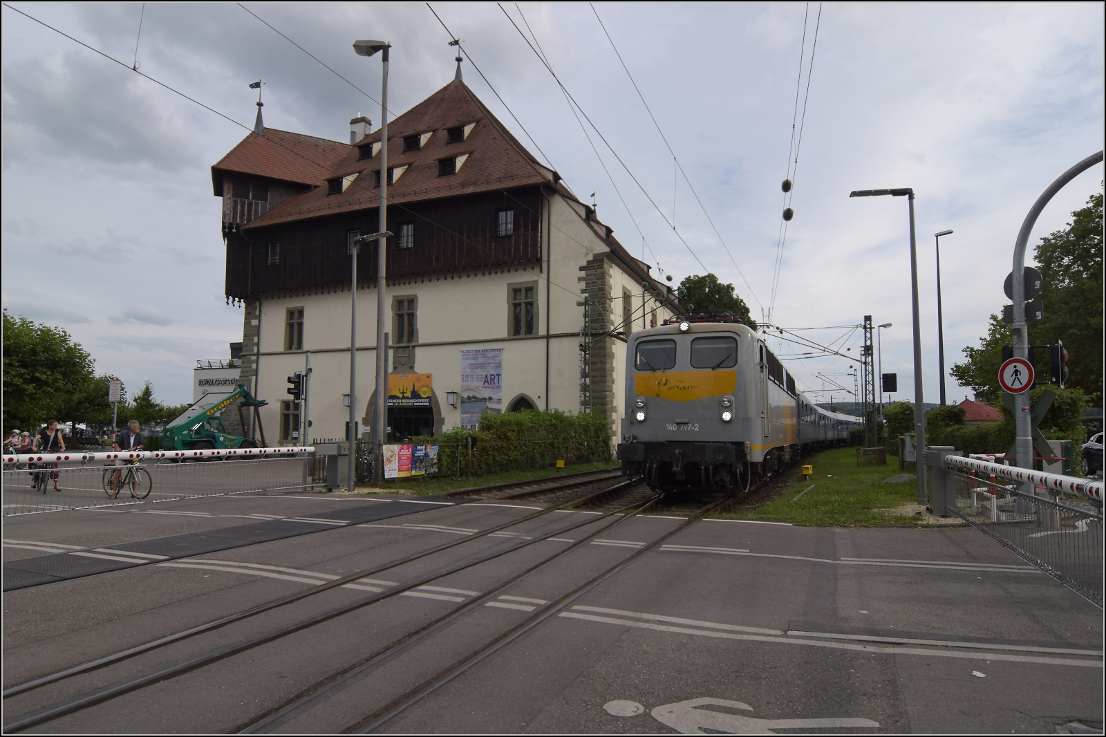 Radexpress Bodensee II. 

Die Elektro-NeSA 140 797 von der neuen Fotokanzel, die DB-Netz da mit passender rot-weißer Absperrung am Bahnübergang Konzil eingerichtet hat. Konstanz, August 2024.