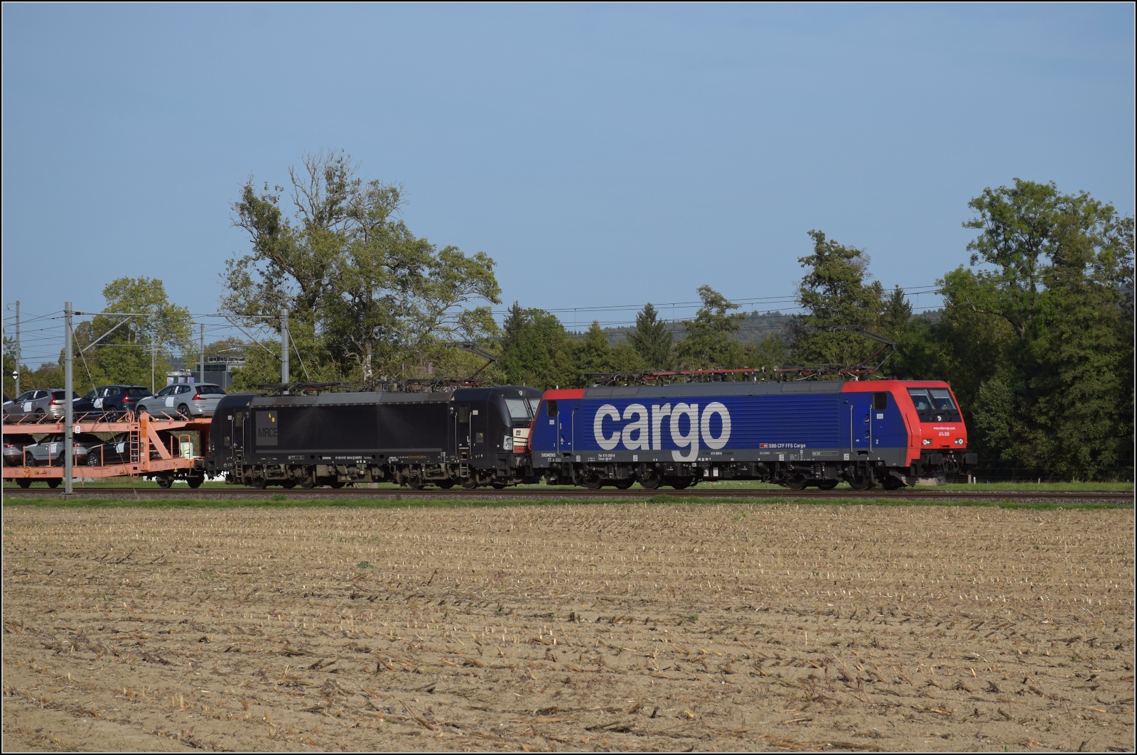 Re 474 017 und 193 656 bei Langenthal. Oktober 2023.