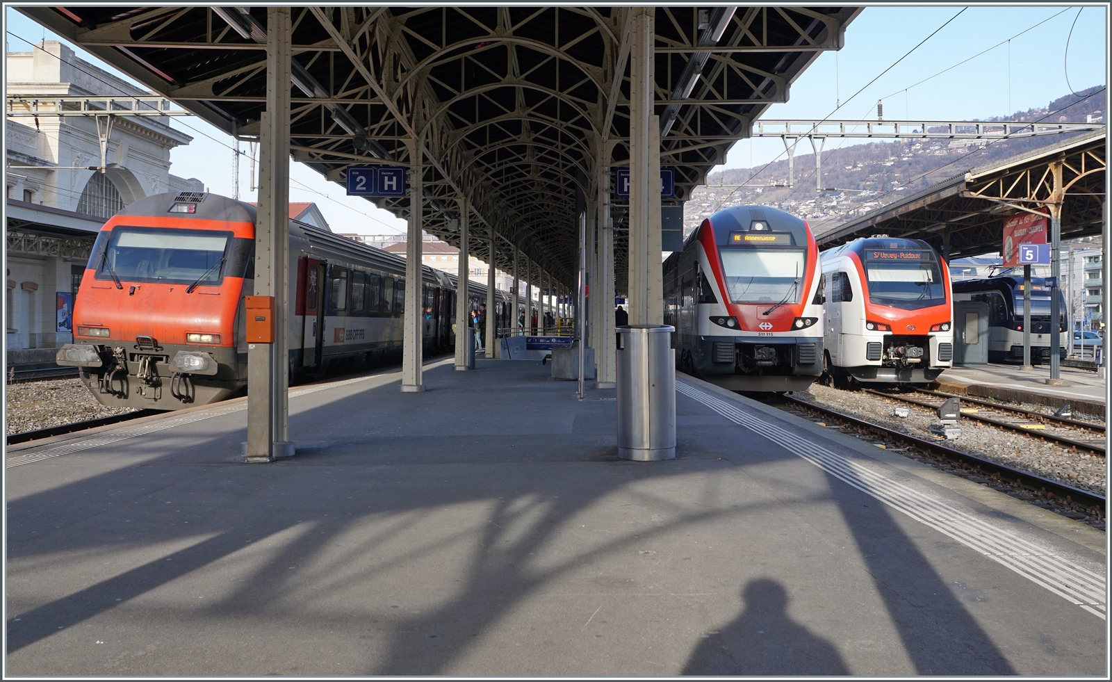 Recht viel Züge in Vevey: Links ein IR 90 Vevey-Brig, rechts eine SBB RABe 511 als RE von Genève, der RABe 523 503  Mouette als S7 und leider durch einen Bahnsteigpfosten verdeckt ein CEV MVR Beh 2/6 nach Blonay. 

11. Februar 2023