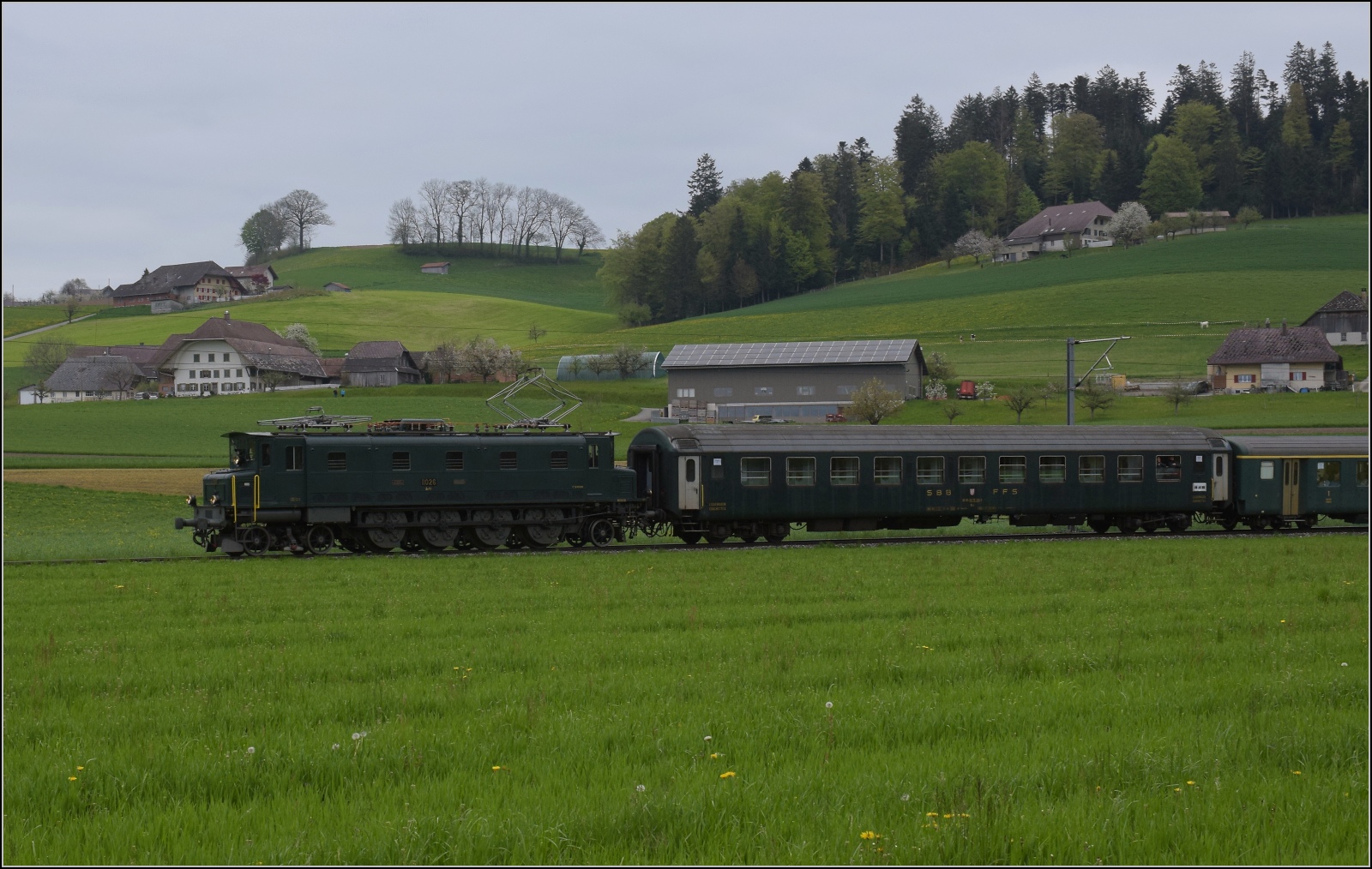 Rundfahrt vom Bodensee durchs Emmental mit 23 058 und Ae 4/7 11022.

Via Entlebuch auch nicht direkt ins Emmental sondern nach Huttwil und von dort weiter Richtung Langenthal ging es baustellen- und zeitbedingt mit Ae 4/7 11026. Da bleibt auch Zeit, einmal den bunten Zug zumindest teilweise genauer zu betrachten. Brand bei Rohrbach, April 2023.