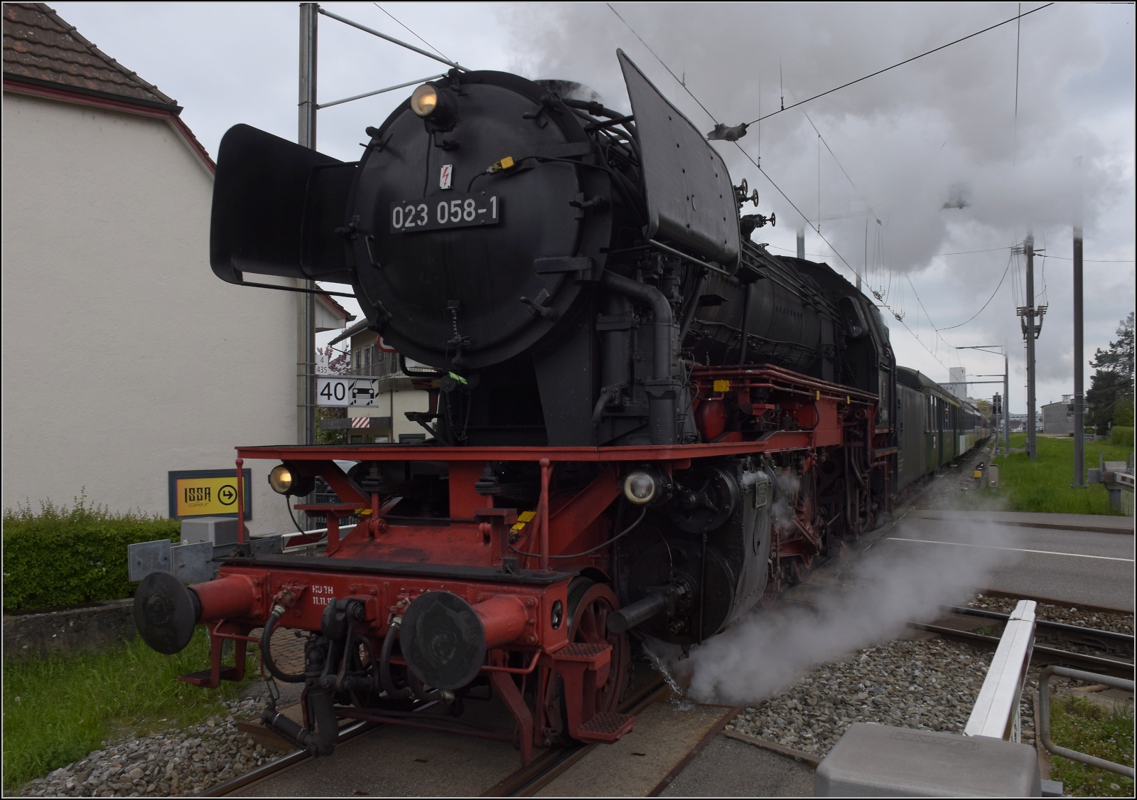 Rundfahrt vom Bodensee durchs Emmental mit 23 058 und Ae 4/7 11022.

23 058 erreicht mit hoher Geschwindigkeit die Schienenkreuzung der Nationalbahn mit der Suhrentalbahn in Oberentfelden. April 2023.