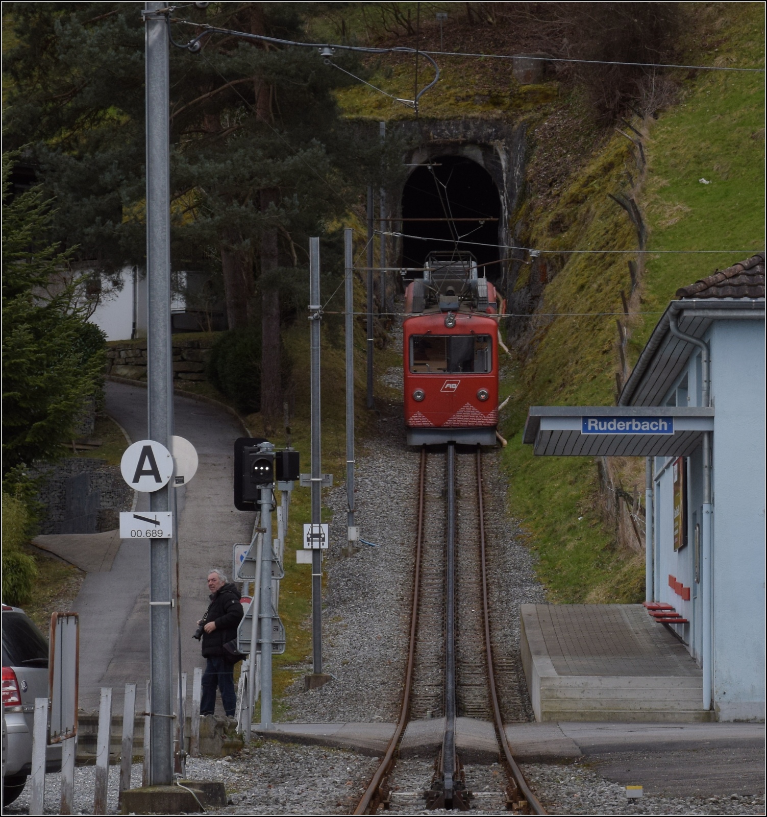 S26-BB-und-IGS-Minitreffen.

BDeh 1/2 1 'Liseli' macht sich auf den Weg in den Tunnel. Ruderbach,  Februar 2023. 

Kann man da einen Anflug schlechten Gewissens wegen ins-Bild-Steherei im Gesicht des Bahnfotografen erkennen? Aber das ist schnell verflogen, denn es wurde gegrinst statt gegrummelt...