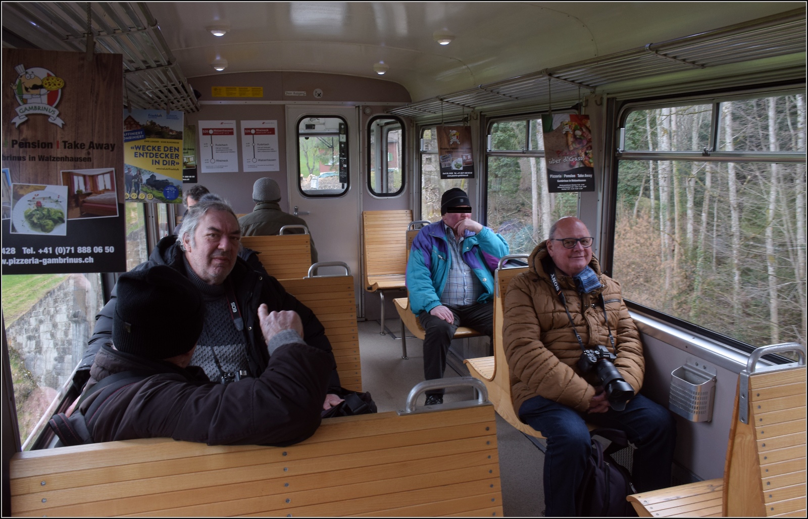 S26-BB-und-IGS-Minitreffen.

In BDeh 1/2 1 'Liseli' ist auch das Interieur bemerkenswert. Wo gibt es im Regelverkehr noch Holzsitze. Peter und Horst nutzen die Gelegenheit zum Fachgespräch und Walter ist fasziniert von der Fahrt. Ruderbach, Februar 2023.