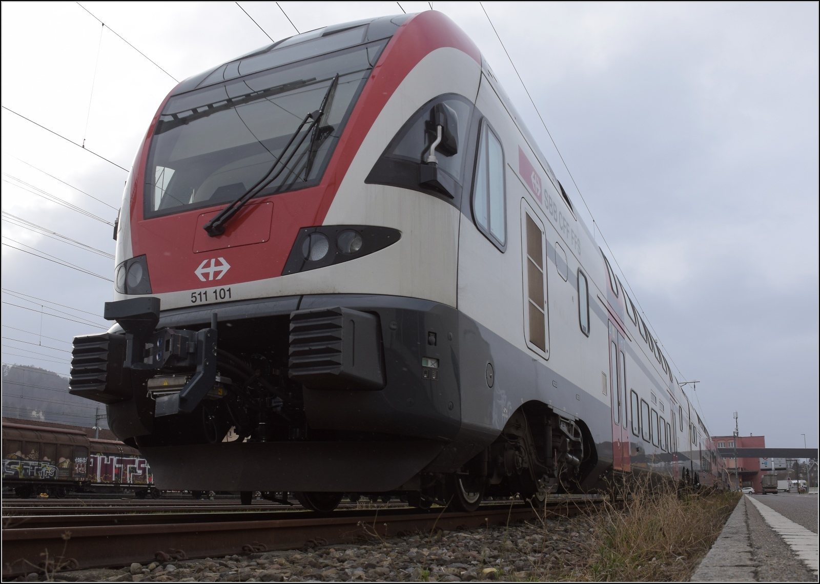 S26-BB-und-IGS-Minitreffen.

RABe 511 101 an der Güterzollstrasse in St. Margrethen. Fotogen abgestellt bei leider unfotogenem Wetter. Februar 2023.