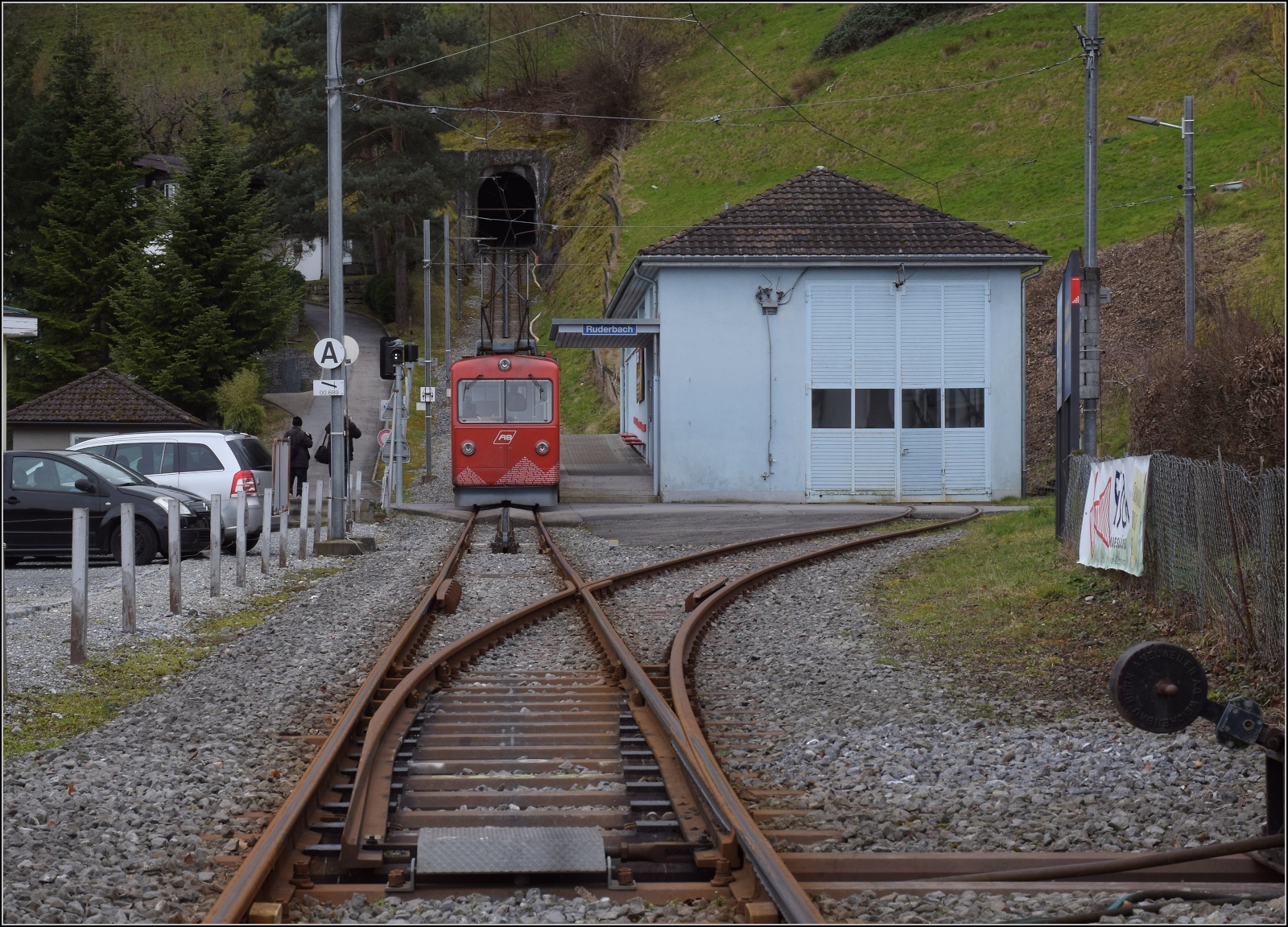 S26-BB-und-IGS-Minitreffen.

Ruderbach ist sogar ein richtiger Bahnhof mit Weiche. BDeh 1/2 1 'Liseli' hält .... diesmal nicht. Februar 2023.
