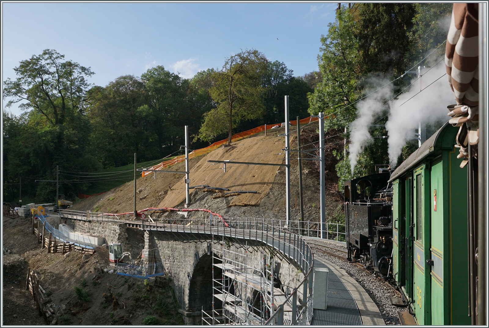 Sanierung des Baye de Clarens Viaduktes: Die Arbeiten am westlichen Brückenkopf haben begonnen und die Strecke führt hier bereits über eine Hilfsbrücke.

30. Sept. 2023