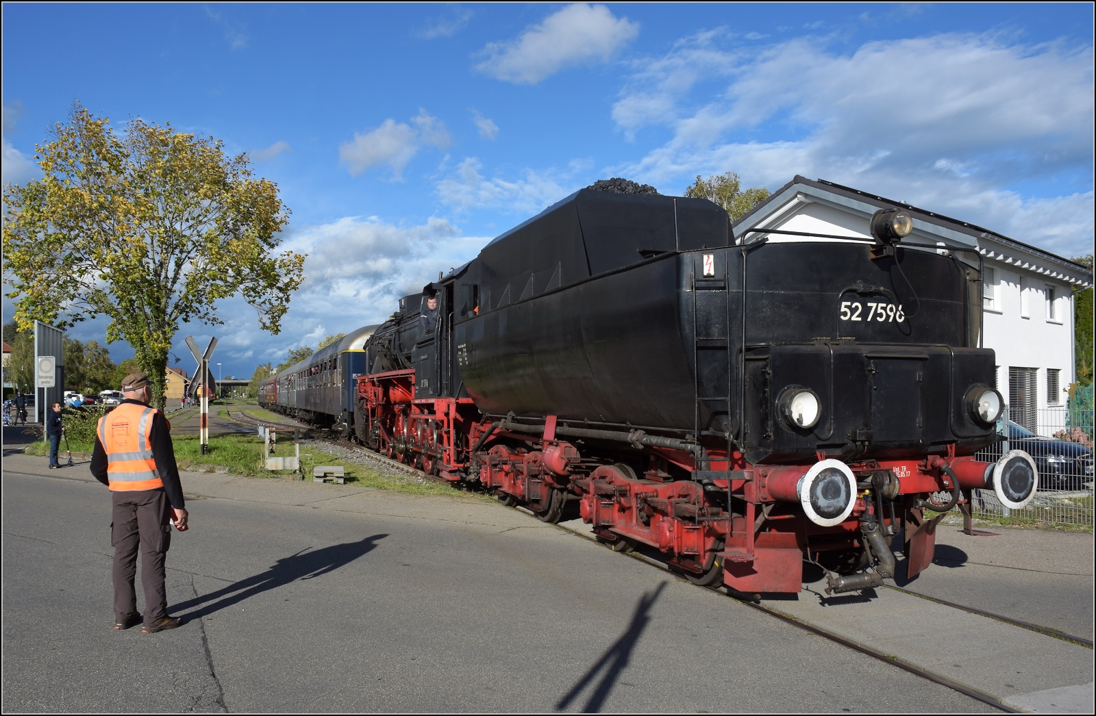 Schienenverkehr am Schienerberg. 

52 7596 mit ihrem EFZ-Sonderzug für die SEHR & RS in Rielasingen. Oktober 2022.