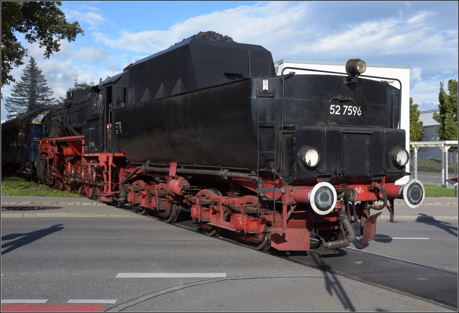 Schienenverkehr am Schienerberg. 

52 7596 mit ihrem EFZ-Sonderzug für die SEHR & RS am Bahnübergang Worblinger Straße in Singen. Oktober 2022.