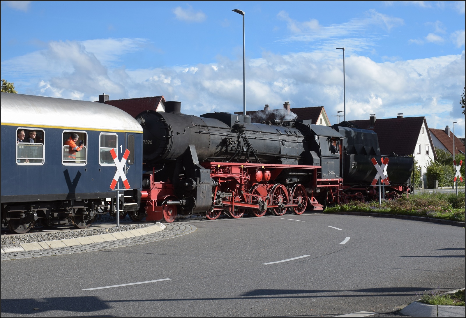 Schienenverkehr am Schienerberg. 

52 7596 mit ihrem EFZ-Sonderzug für die SEHR & RS am Kreisverkehr Georg-Fischer-Straße in Singen. Hier wacht die Kreisverkehrswacht über die sichere Passage des Zuges. Oktober 2022.