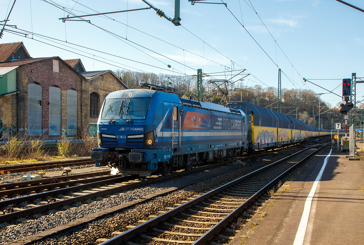 So langsam sieht man immer mehr SIEMENS Smartron Loks, sie sind ja reine f�r den G�terverkehr in Deutschland konzipierte Lokomotiven. Der Smartron basiert auf bew�hrten Komponenten des Vectron, ist somit quasi eine abgespeckte und preislich g�nstigere Vectron und nutzt alle Vorteile der Standardisierung. Auch eine Doppeltraktion mit dem SIEMENS Vectron und SIEMENS ES64F4 ist m�glich.

Hier f�hrt der, an die RTB Cargo (RATH Gruppe/Rurtalbahn) vermietete, SIEMENS Smartron 192 016-4 (91 80 6192 016-4 D-NRail) der Paribus Rail Portfolio III GmbH & Co. KG (Hamburg), eingestellt bei northrail GmbH (Hamburg), am 02.03.2023 mit einem sehr langen geschlossen Doppelstock- Autotransportzug der ARS Altmann AG (mit Wagen der Gattung Hccrrs), durch den Bahnhof Betzdorf (Sieg) in Richtung Siegen. 

Nochmals einen lieben Gru� an den netten Lokf�hrer zur�ck.

Der SIEMENS Smartron wurde 2020 von Siemens Mobilitiy in M�nchen-Allach unter der Fabriknummer 22818 gebaut und an die Paribus Rail Portfolio III die Loks der northrail GmbH (Hamburg) finanziert. Leider wird heutzutage das Einsortieren der Loks immer schwieriger, wie hier Eigent�mer (Paribus Rail Portfolio III), Eisteller (northrail GmbH), Mieter (RTB Cargo zur RATH Gruppe/Rurtalbahn). Oder wie z.B. bei den f�r die SBB Cargo International (SBBCI)  fahrenden SIEMENS Vectron MS, wo es noch extremer ist und viele meinen es seien Schweizer Loks, es sind aber Deutsche Lok: Eigent�mer ist dort die S�dLeasing GmbH, Eisteller ist SIEMENS und Mieter ist die SBB Cargo International.

Die Siemens Smartron (BR 192) ist auf eine definierte Transportaufgabe zugeschnitten und nutzt alle Vorteile der Standardisierung. Als vorkonfigurierte Maschine ist die neue Lokomotive f�r den G�terverkehr in Deutschland konzipiert und erm�glicht nach Herstellerangaben den Kunden einen kosteneffizienten Betrieb bei hoher Betriebssicherheit. Der Smartron basiert auf bew�hrten Komponenten des Vectron, die ihre Zuverl�ssigkeit bereits in �ber 100 Millionen Betriebskilometern bewiesen haben. Der Smartron verf�gt �ber eine Leistung von 5.600 kW und erreicht eine maximale Geschwindigkeit von 160 km/h. Der Smartron ist f�r das 15 kV AC Spannungssystem ausgelegt und mit dem Zugsicherungssystem PZB/LZB ausger�stet. Die Lokomotive wird standardm��ig in der Farbe „capriblau“ ausgeliefert.  Die Doppeltraktion �ber TMC, Artrein, mit Vectron und ES64F4 ist m�glich.

TECHNISCHE DATEN:
Hersteller: Siemens Mobility
Typ/Baureihe: Smartron / BR 192
Spurweite: 1.435 mm
Radsatzanordnung: Bo'Bo'
L�nge �ber Puffer: 18.980 mm
Drehzapfenabstand: 9.500 mm
Achsabstand im Drehgestell: 3.000 mm
Raddurchmesser : 1.250 mm (neu) / 1.160 mm (abgenutzt)
Breite: 3.012 mm
H�he:  4.248 mm
Leistung: 5.600 kW
H�chstgeschwindigkeit :160 km/h
Gesamtgewicht: 83 t
Radsatzlast: 20,7 t
Spannungssystem: 15 kV, 16,7 Hz AC
Anfahrzugkraft: 320 kN
Dauerzugkraft:  250 kN
Elektrische Bremskraft: 150 kN 
Kleinster bef. Halbmesser: R 80 m
Zugsicherung: PZB / LZB
Doppeltraktion: �ber TMC, artrein, mit Vectron und ES64F4

Mittlerweile gibt es nicht nur f�r Deutschland den Smartron, sondern auch f�r andere L�nder, passend ausgestattet f�r den G�terverkehr innerhalb von Landesgrenzen. Mit dem Smartron setzen Sie auf hohe Qualit�t zum kleinen Preis.