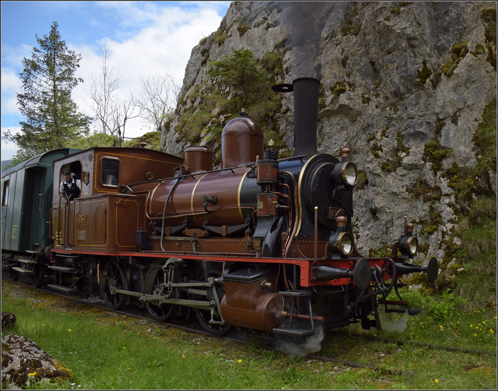Train au fil de l'Areuse.

E 3/3 5811 f�hrt um die scharfe Kurve in den engen Canyon nach St-Sulpice. Fleurier, Mai 2024.