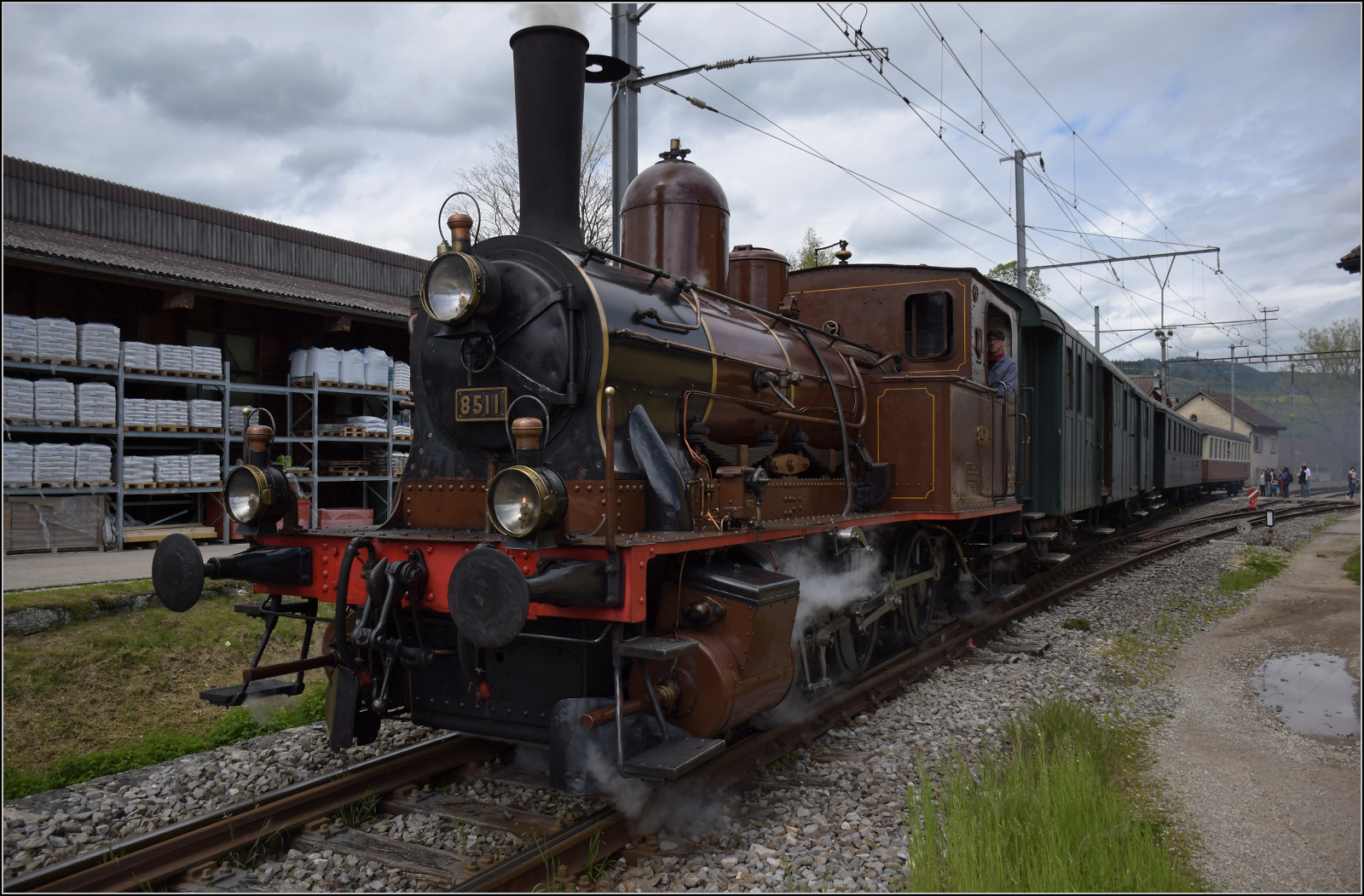 Train au fil de l'Areuse.

E 3/3 5811 in Môtiers. Angesichts des bevorstehenden Streckenumbaus darf bei diesen Bildern der Dampfzug die Nebensache sein. Mai 2024.
