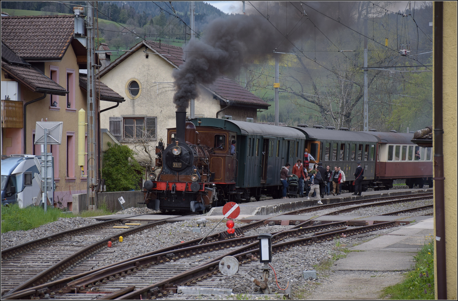 Train au fil de l'Areuse.

E 3/3 5811 in Môtiers. Angesichts des bevorstehenden Streckenumbaus darf bei diesen Bildern der Dampfzug die Nebensache sein. Mai 2024.