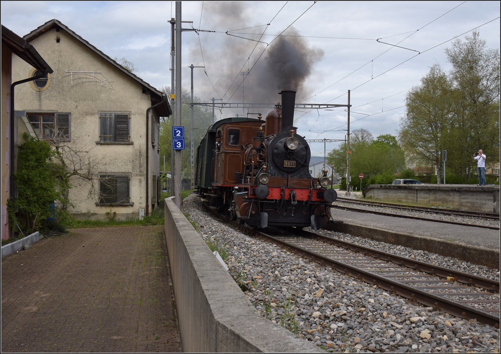 Train au fil de l'Areuse.

E 3/3 5811 in Môtiers. Angesichts des bevorstehenden Streckenumbaus darf bei diesen Bildern der Dampfzug die Nebensache sein. Mai 2024.