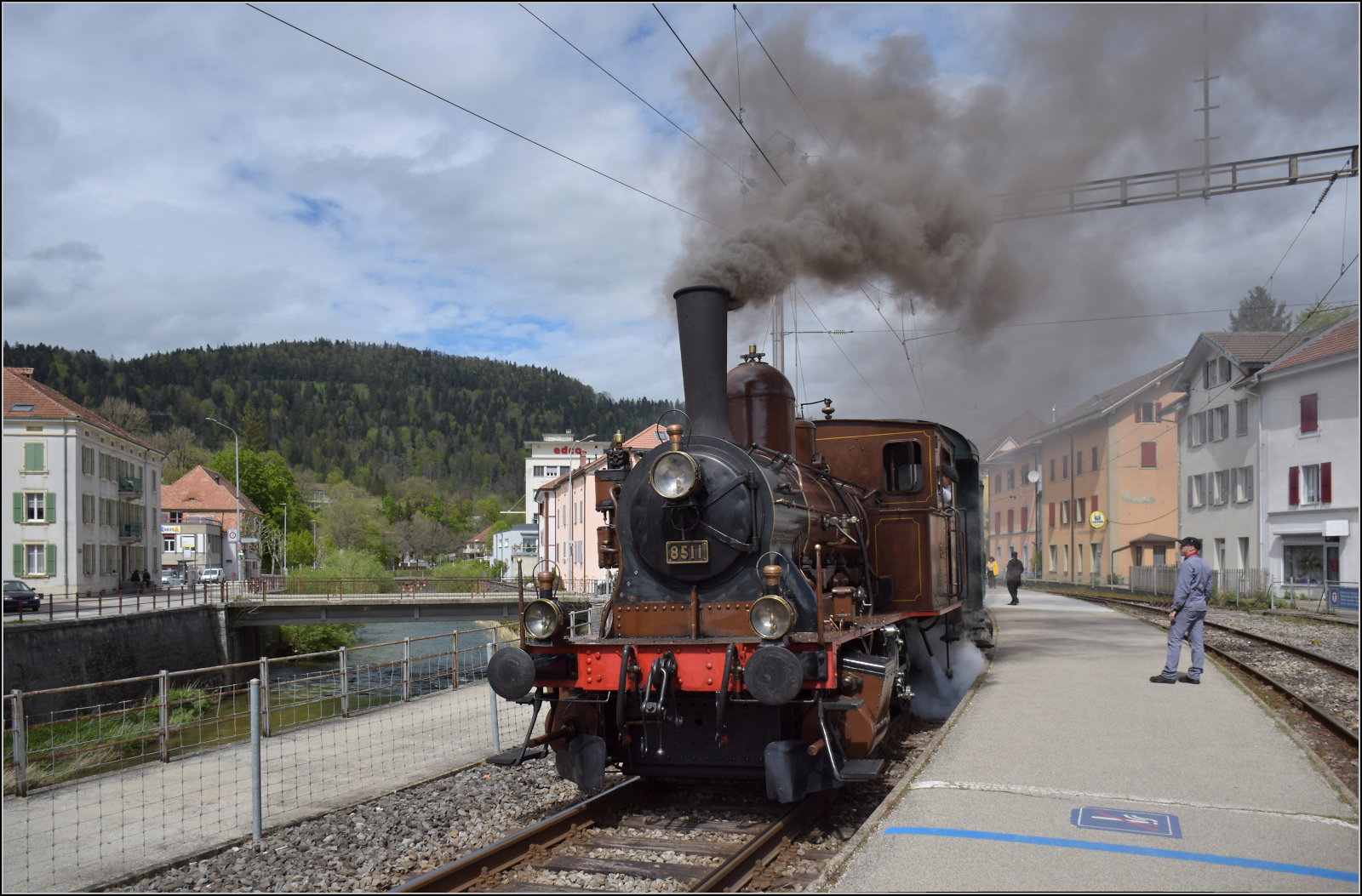 Train au fil de l'Areuse.

E 3/3 5811 in Couvet. Angesichts des bevorstehenden Streckenumbaus darf bei diesen Bildern der Dampfzug die Nebensache sein. Mai 2024.