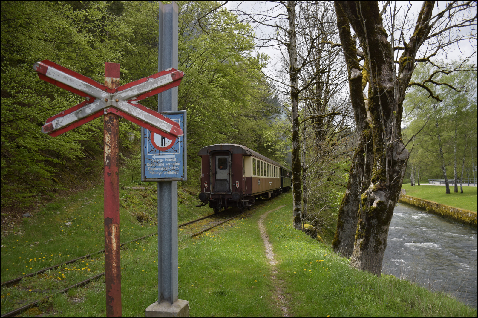 Train au fil de l'Areuse.

Und ein Nachschuss auf den Zug, gezogen von E 3/3 5811, auf dem kurzen stromlosen Abschnitt zwischen Fleurier und St-Sulpice, am Zugschlus ist B4� 303. Mai 2024.