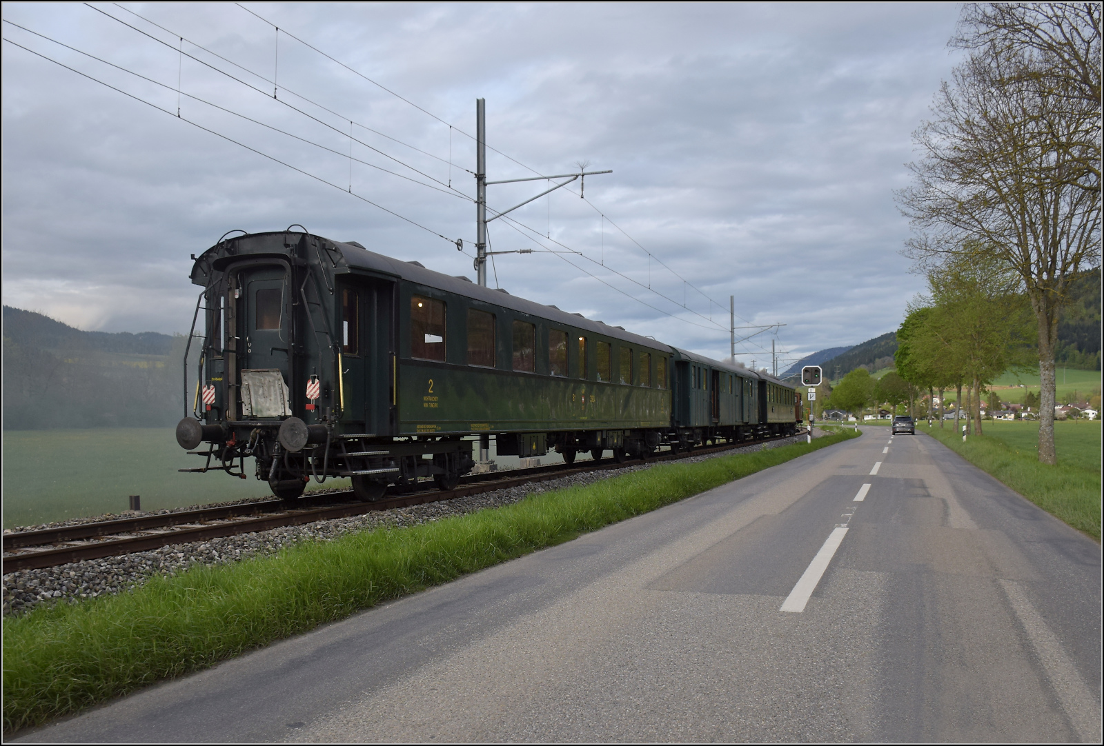 Train du Terroir.

Das hintere Ende des Zuges mit E 3/3 5811 bei M�tiers. Mai 2024.