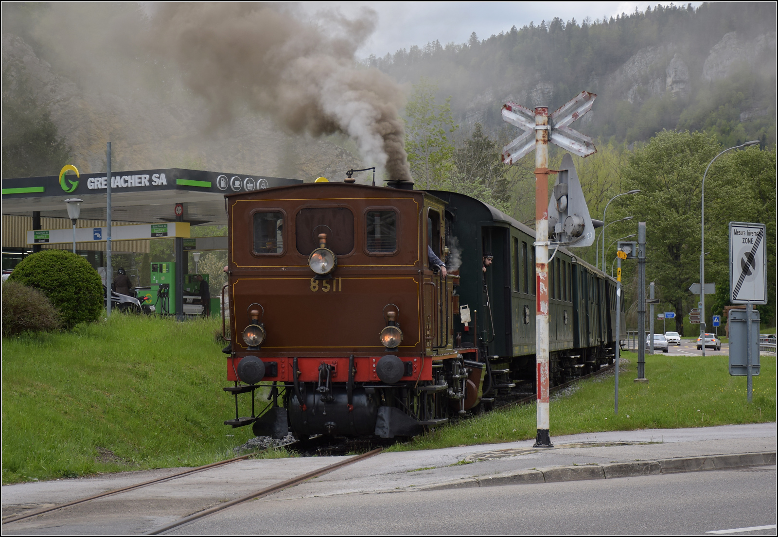 Train du Terroir.

E 3/3 5811 am Bahnübergang in Fleurier. Mai 2024.