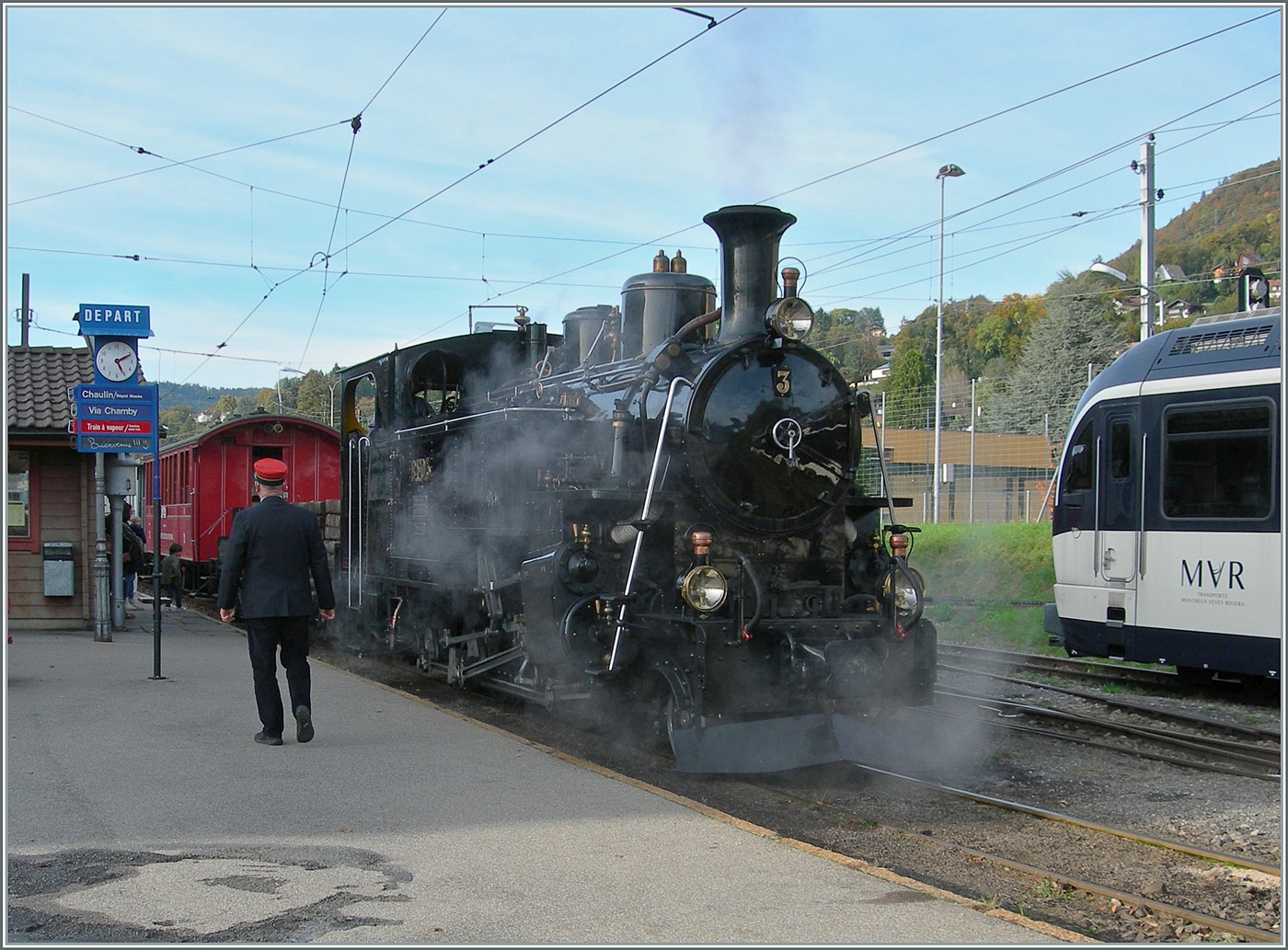 Und fertig ist der  GmP*...
Die BFD HG 3/4 N° 3 der Blonay-Chamby Bahn ist mit dem MOB Flachwagen (wohl ebenfalls B-C), und ihrem Zug nach Chaulin in Blonay fahrbereit. 

13. Oktober 2024
