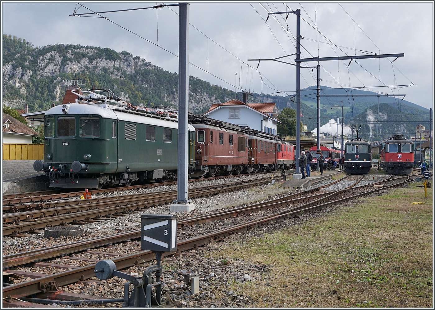 Unter vielen anderen  BoBo -Loks war in Balsthal auch die Re 4/4 I 10039 zu sehen. Die am 22. Dez. 1950 abgelieferte Loks gehört heute der Swiss Rail Traffic, welche sie als Re 416 628 von der Mittelthurgaubahn (MThB) übernommen hat. Vorgängig war die Re 4/4 I bei den SBB mit der heute noch angeschrieben Nummer 10039 im Einsatz und trug die verchromten Buchstaben SBB - CFF resp. SBB - FFS an den Seitenwänden.

14. Sept. 2024