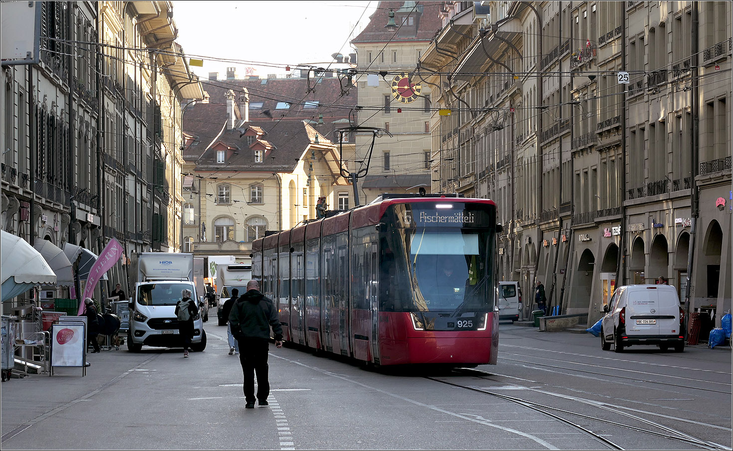 Unterwegs mit Peter in Bern - 

Tramlink 925 auf der Linie 6 in der Spitalgasse kurz vor der Haltestelle Bern Bahnhof. Im Hintergrund der Käfigturm.

07.03.2025 