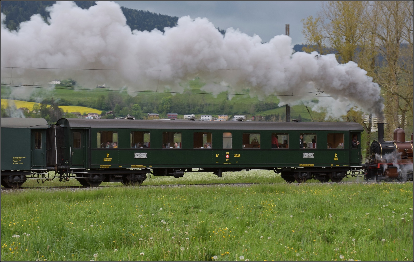 Vapeur Val-de-Travers: Train du Terroir.

B4ü 3933 bei Môtiers genauer betrachtet. Mai 2023. 