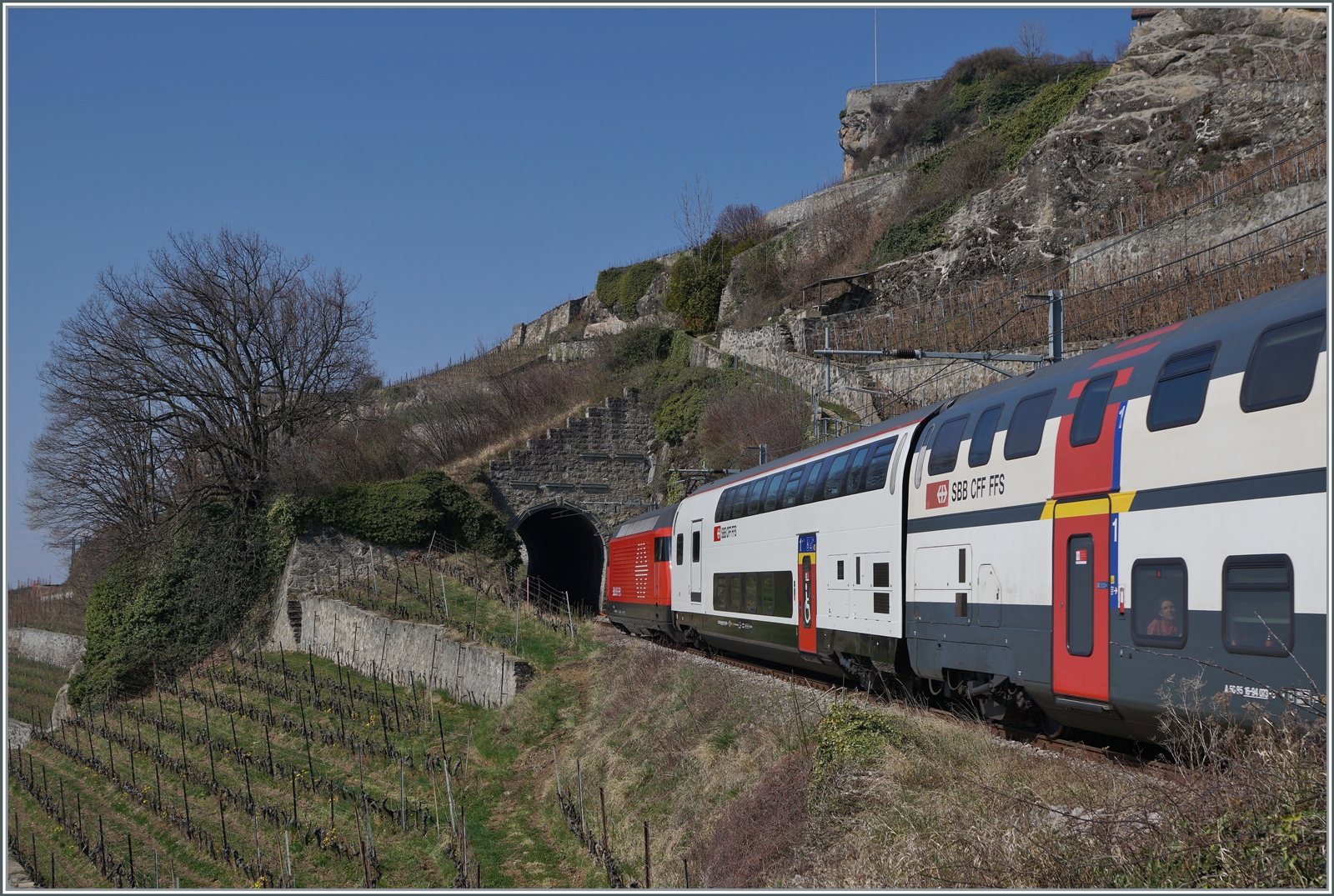 Von den vielen Tunneln in der Schweiz ist der Salanfe Tunnel auf der  Train de Vignes -Strecke wohl einer der unbedeutendsten, zudem er nur zwanzig Meter lang ist. Trotzdem eignet er sich für die Bahnfotografie als Motiv recht gut insbesondere da er leicht zu erreichen ist und doch ein reicht schönes Ostportal aufweist, welche hier bei der vorbeifahrt eines ein Baustellenbedingt umgeleitet IR recht schön im Sonnenlicht zu sehen ist. 
Aber das Westportal? 
Davon gibt es kaum Bilder. Also reifte in mir der Gedanke, das Westportal des Tunnels zu erkunden...


20. März 2022 