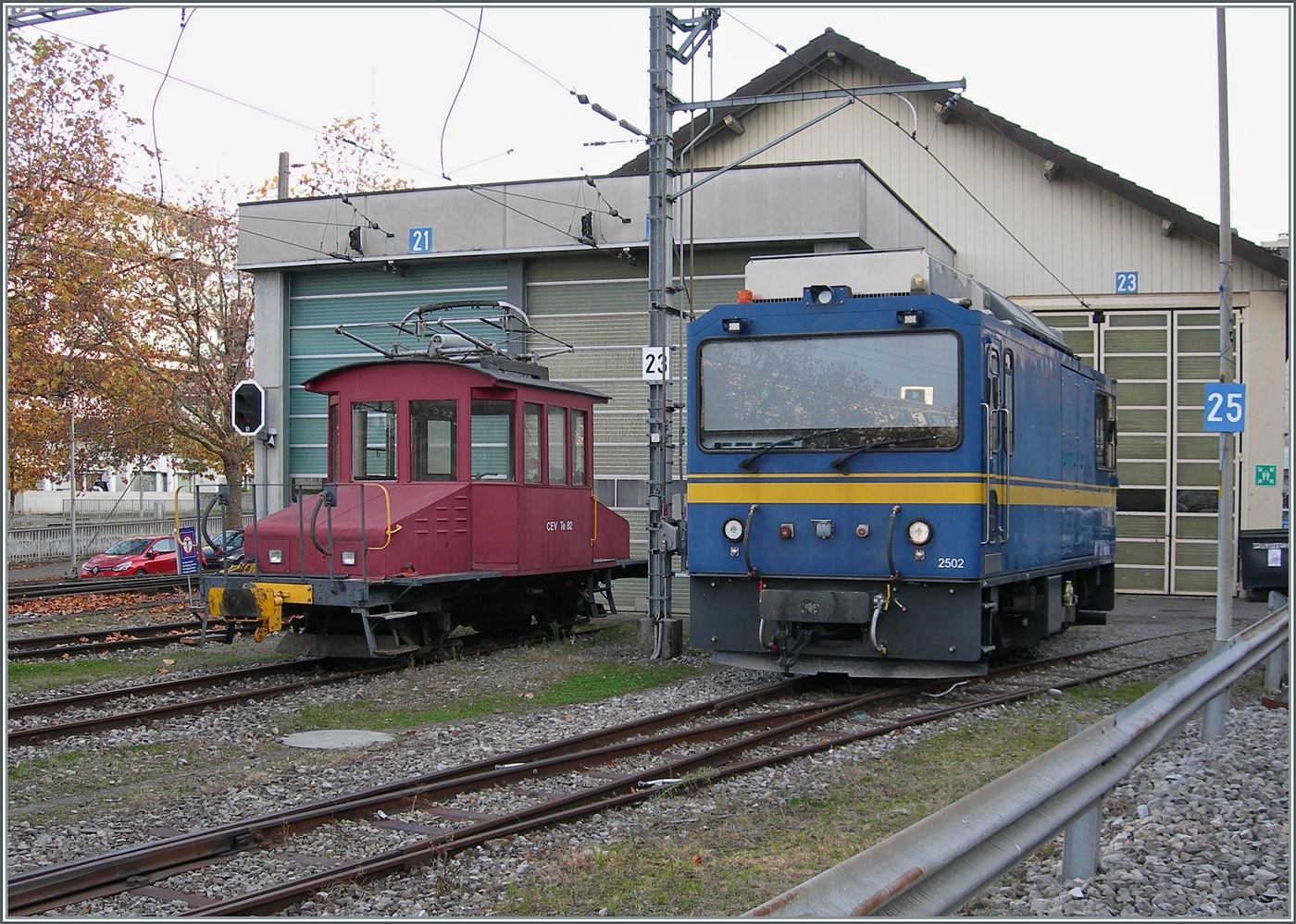 Vor dem CEV Dépôt in Vevey stehen der CEV Te 2/2 82 und die MOB Gem 2/2 2502. 

13. Nov. 2024 