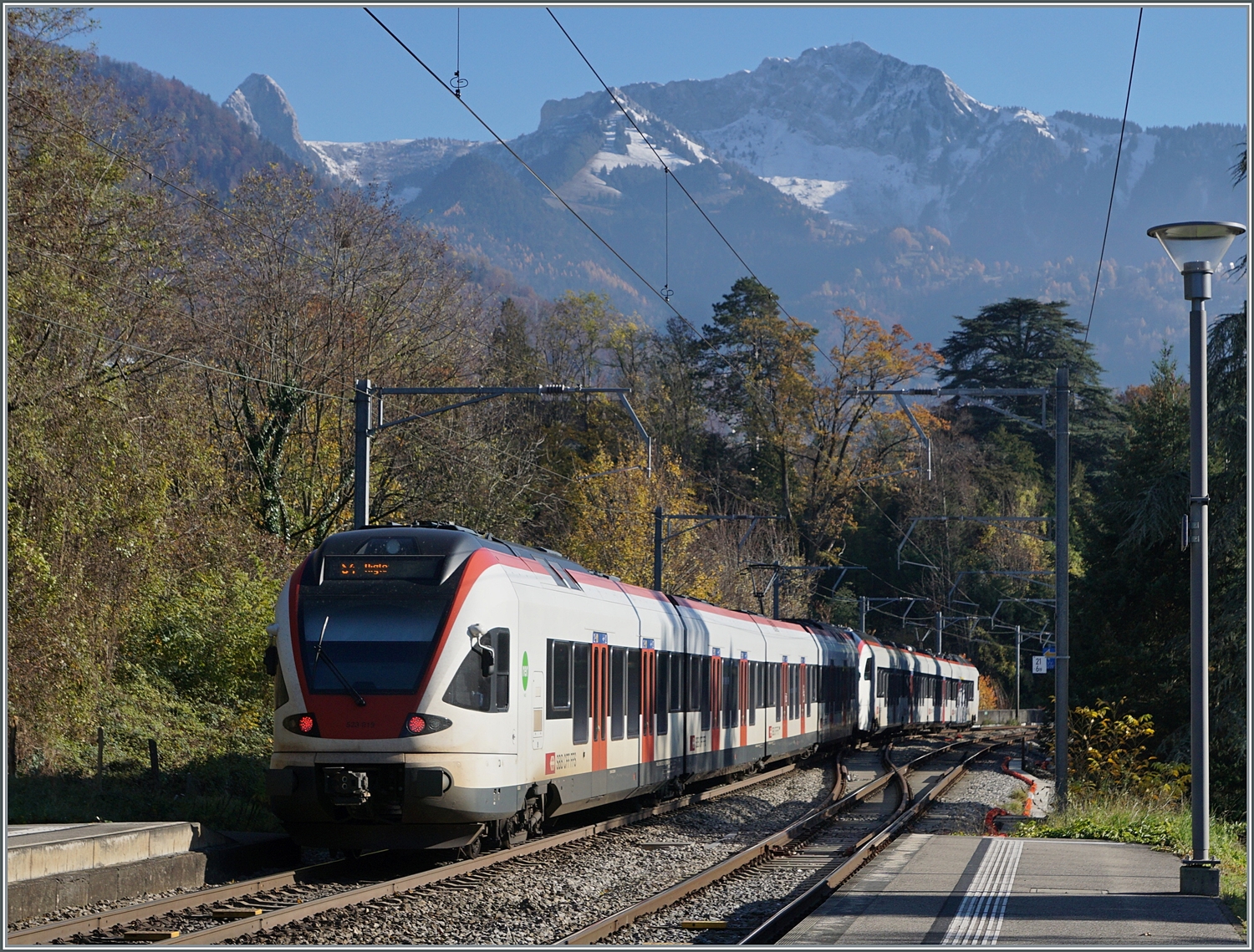 Vor gut einem Monat wurde das zusammenkuppeln der Flirts strikt untersagt ob nun Baureihen gleich oder Baureihen vermischt. Doch glücklicherweise konnte das Problem gefunden und gelöst werden und nun verkehren die Flirts wieder bunt gemischt, wie hier in Burier der SBB Fernverkehrs RABe 523.5 (Mouettes) mit einem SBB Flirt 523.0 zusammen als S 2 Le Brassus/Vallorbe - Le Day - Aigle bei der Abfahrt in Burier.

23. November 2023