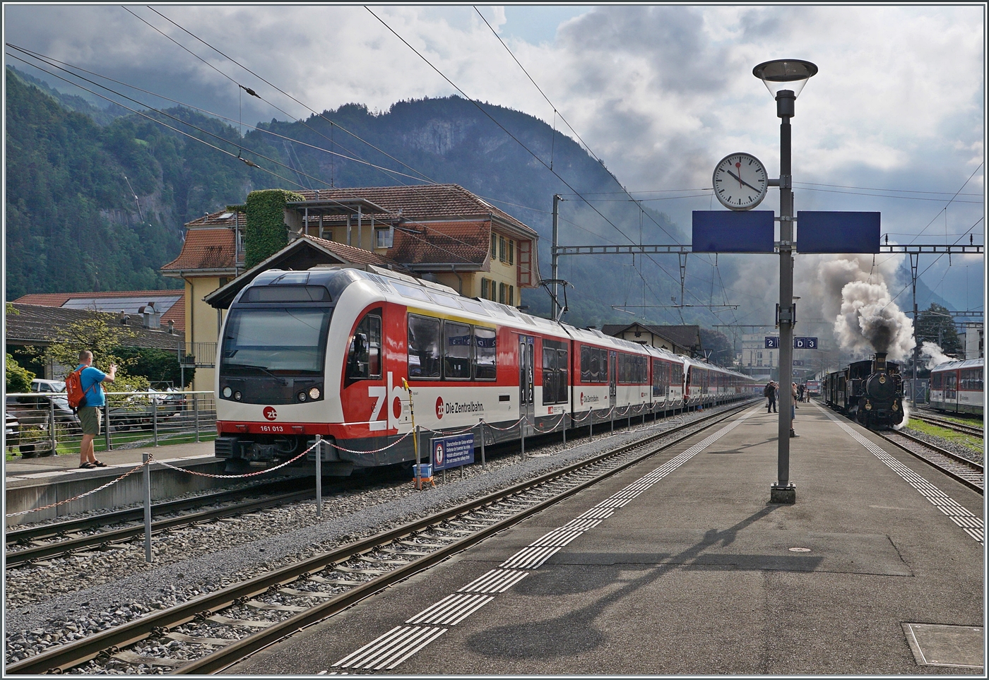 Während auch der zb  Fink  ABeh 161 013 (und  Adler  ABeh 150) Bahnfotografen zu begeistern vermag, dampf im Hintergrund die HG 3/3 1068 der BDB (Brünig Dampf Bahn). 

23. August 2025 