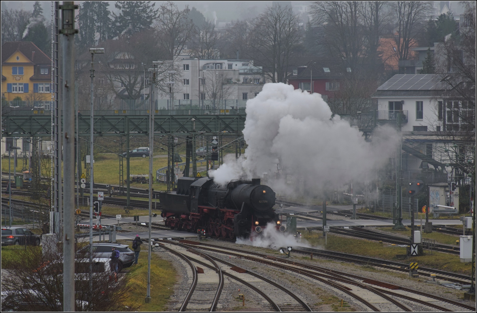 Weihnachtsmarktdampffahrt der Eisenbahnfreunde Zollernbahn.

52 7596 beim Grenzübertritt in die Schweiz. Die Rangierfahrt geht gleich wieder zurück nach Konstanz zum Wasserfassen. Dezember 2023.