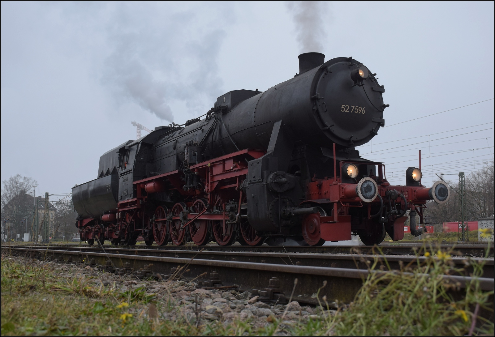 Weihnachtsmarktdampffahrt der Eisenbahnfreunde Zollernbahn.

52 7596 wartet in Konstanz auf Wasser. Dezember 2023.