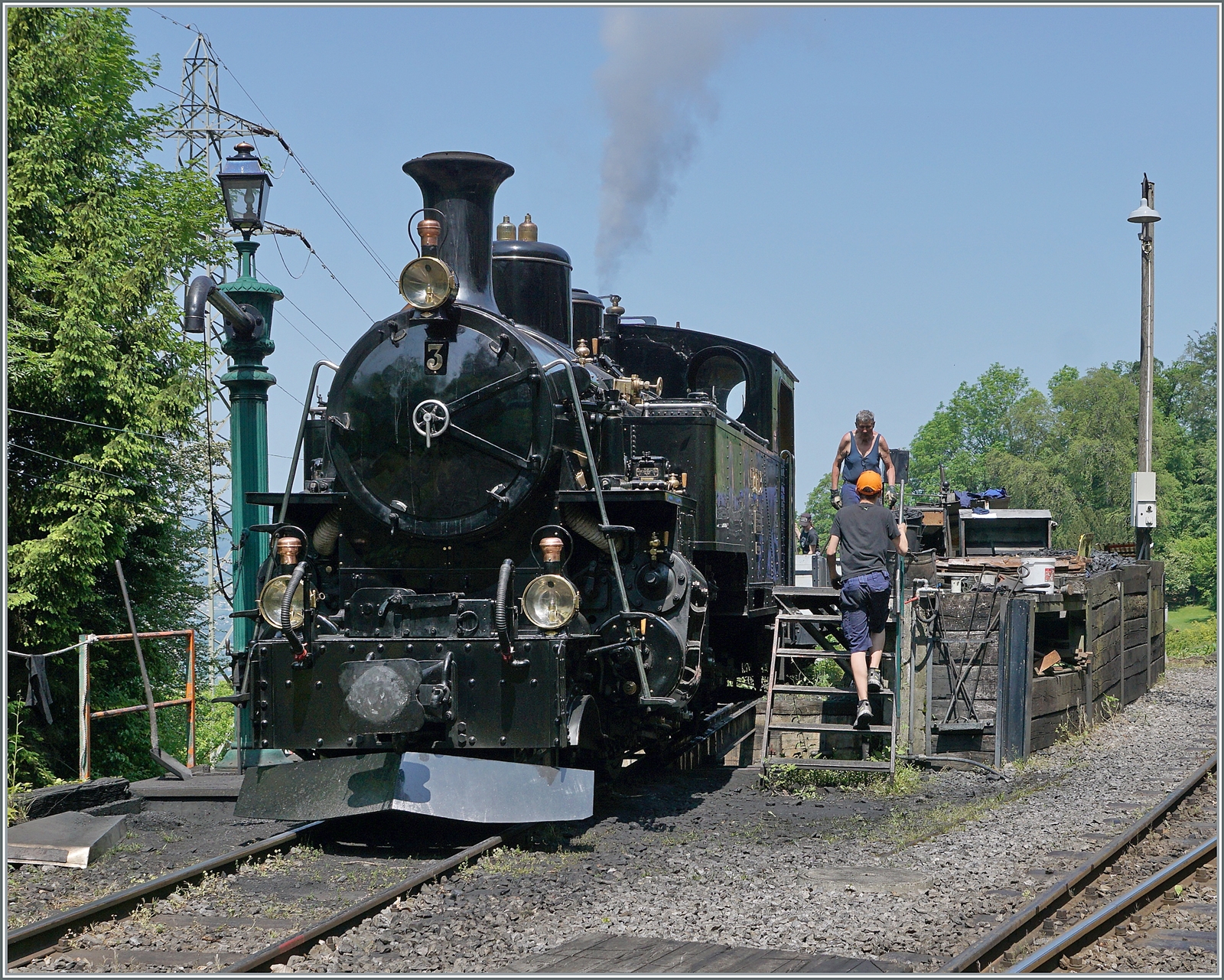 Wie es sich für ein Festival Suisse de la vapeur (Schweizer Dampffestival 2023) gehört, gab es auch reichlich Dampf zu sehen. Dafür wird in der Bekohlung hart gearbeitet. Gerade sind die Vorräte der HG 3/4 N° 3 ergänzt worden. 

29. Mai 2023