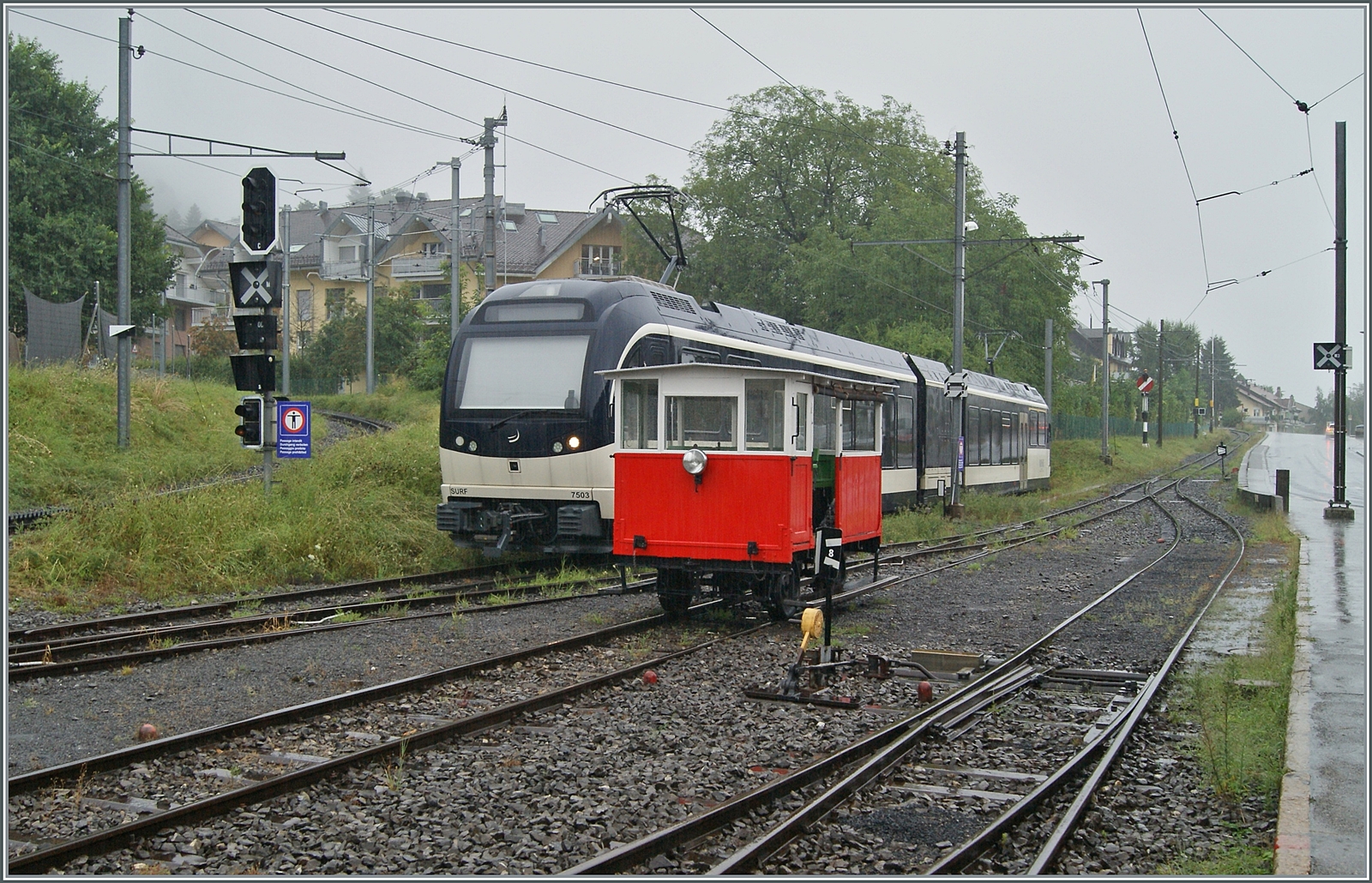 Wie winzig klein die RB Draisine der RB Dm 2/2 N° 3  Biniou  der Blonay-Chamby Bahn ist, zeigt dieses Bild im Vergleich zum CEV MVR ABeh 2/6 N° 7503  Blonay-Chamby . Somit dürfte die 3,71 Meter lange Dm 2/2 der kürzeste Reisezug sein, nutzte die B-C die Draisine doch vor einigen Jahren auf dem Abschnitt Chamby - Chaulin im Museumsreisezug Verkehr. 

18. August 2024 