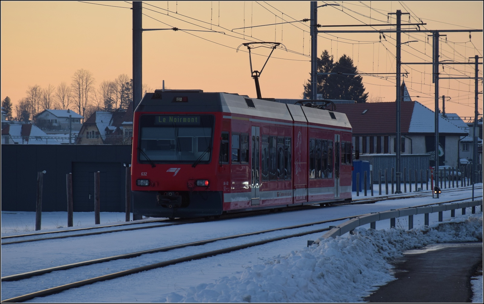 Winterlich auf den Freibergen.

GTW ABe 2/6 532 bei Einfahrt in den Zielbahnhof Le Noirmont. Februar 2023.