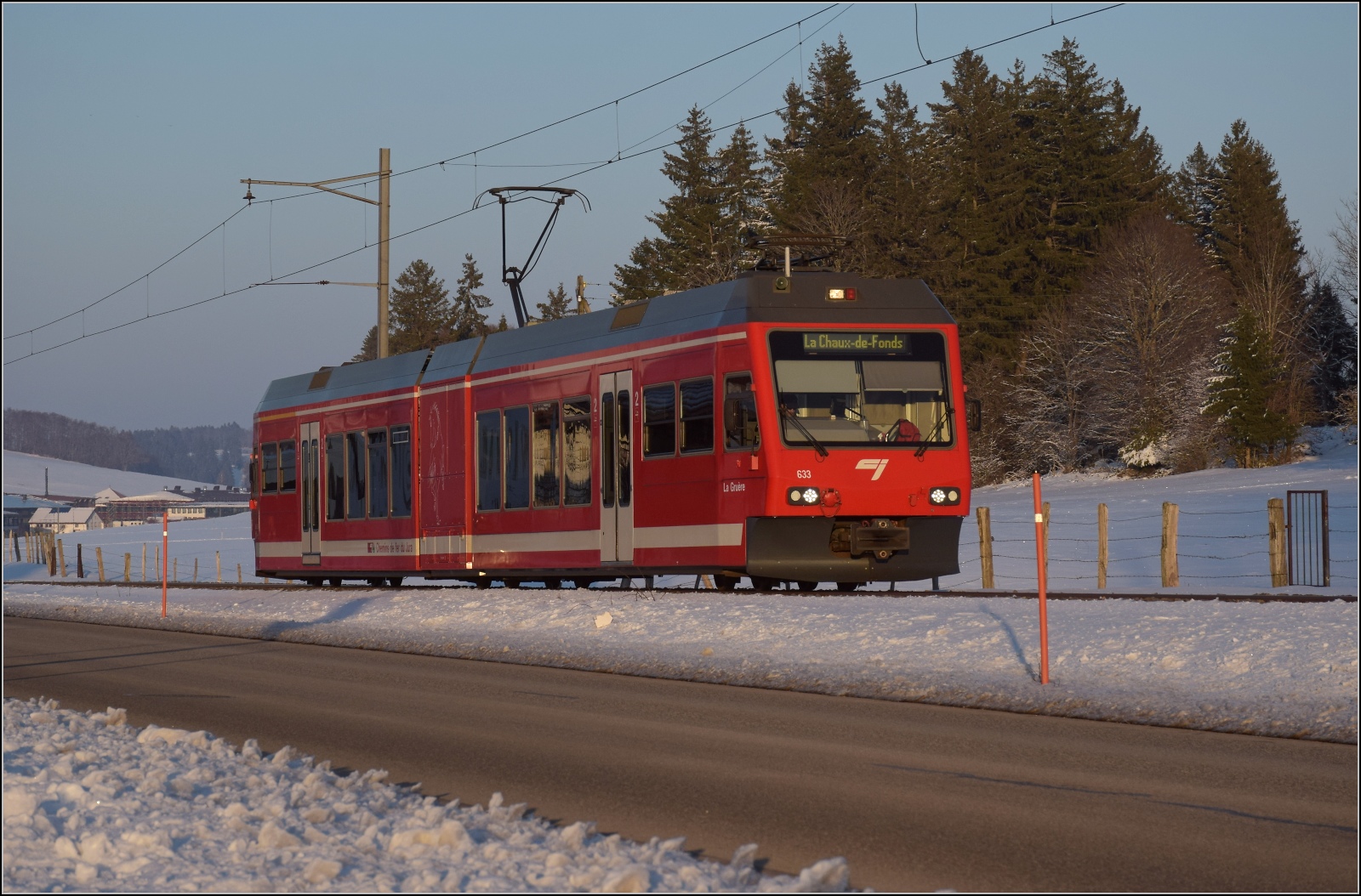 Winterlich auf den Freibergen.

GTW ABe 2/6 533 noch in Le Noirmont auf dem Weg nach La Chaux-de-Fonds. Februar 2023.